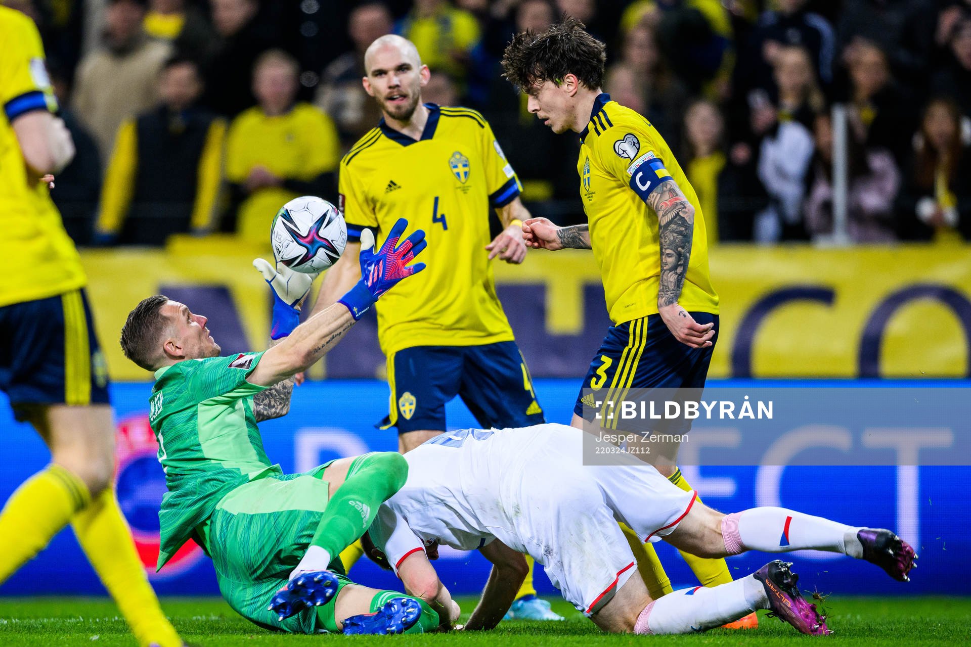 goalkeeper Robin Olsen and Victor Lindelöf of Sweden