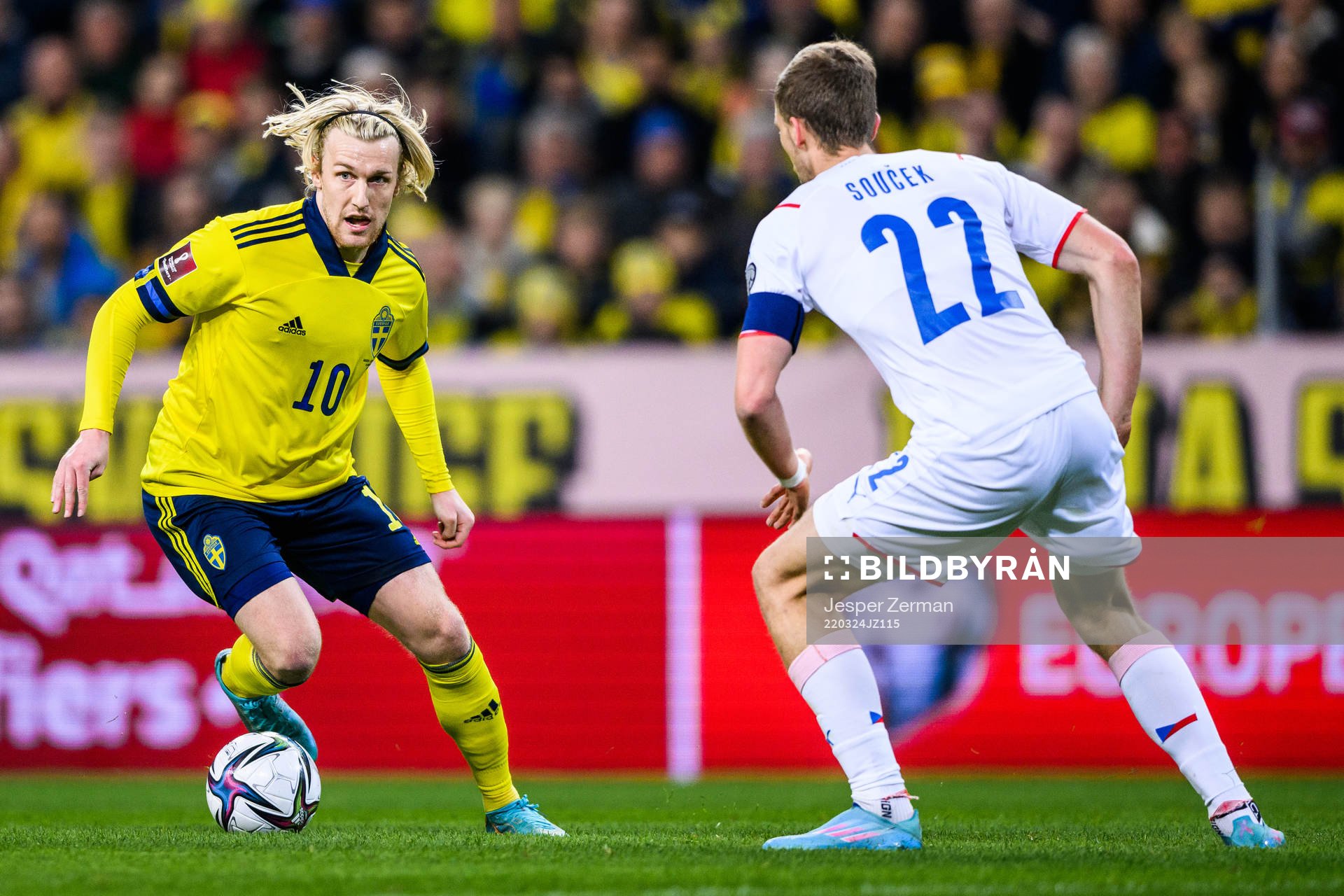 Emil Forsberg of Sweden and Tomas Soucek of Czech Republic