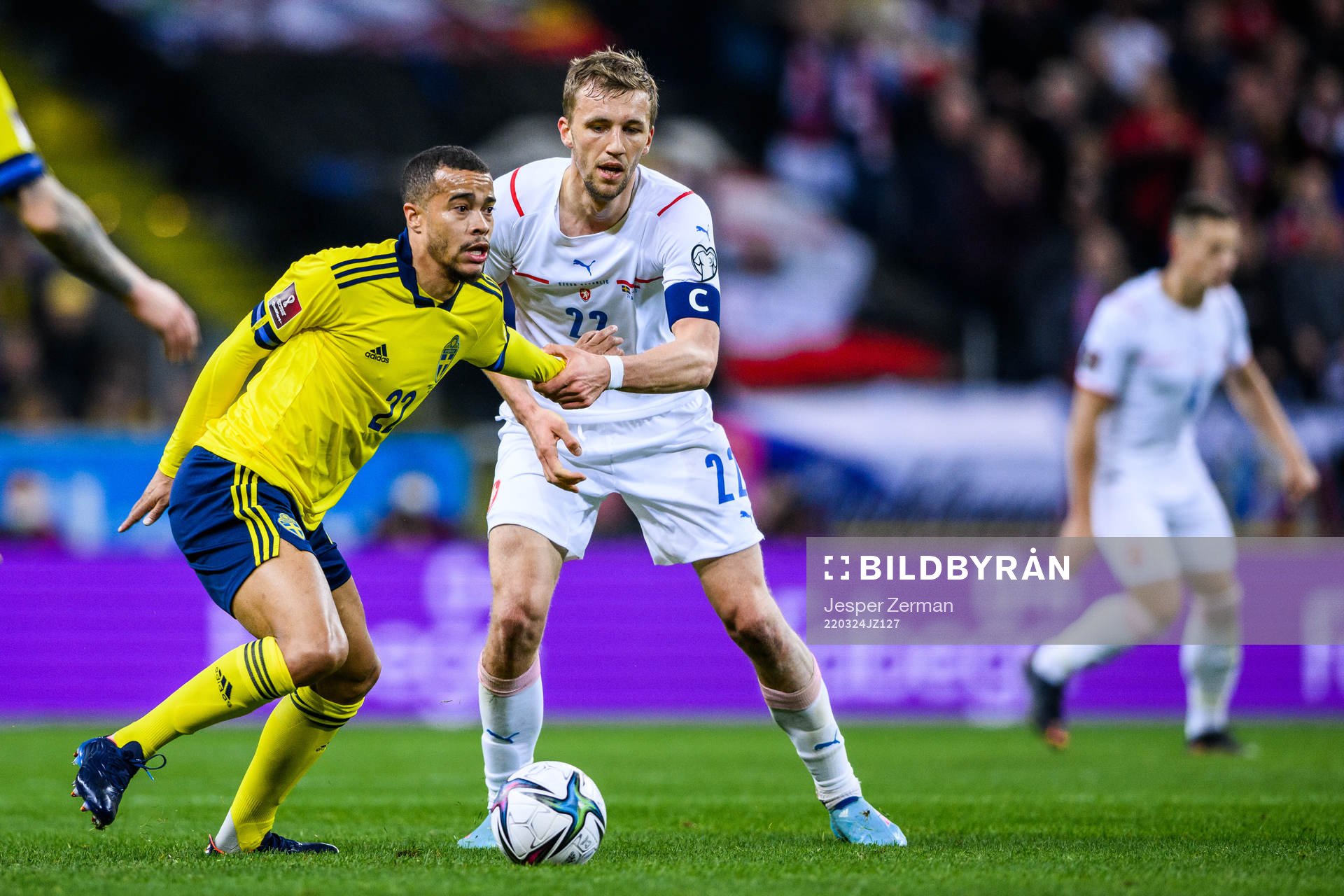 Robin Quaison of Sweden and Tomas Soucek of Czech Republic