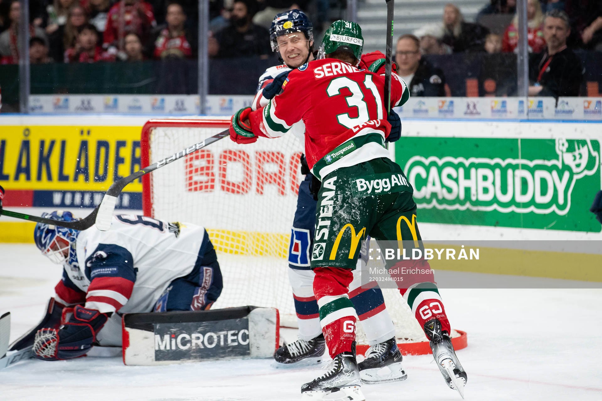 Linköpings John Nyberg och Frölundas Nicklas Lasu fightas