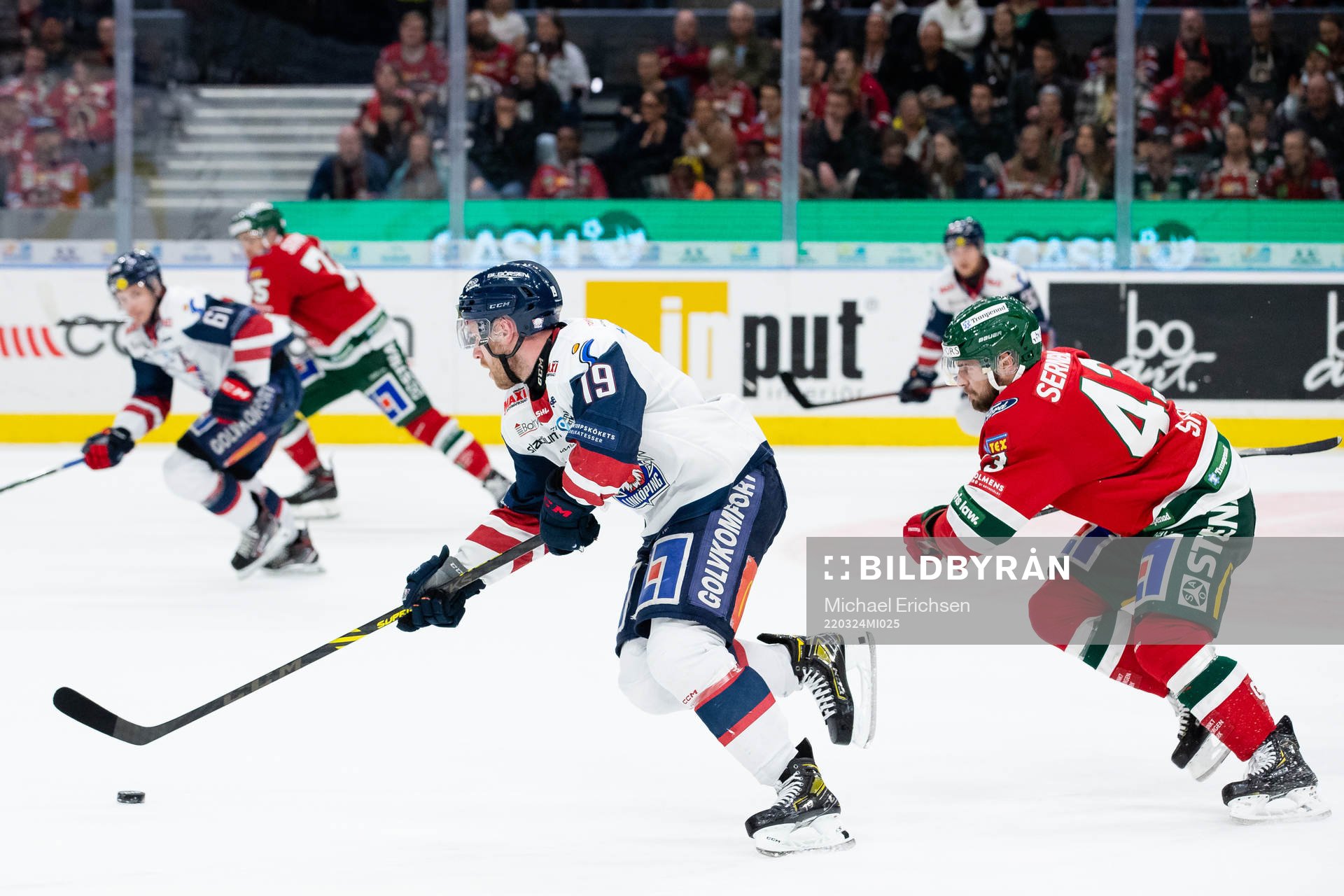 Linköpings Patrick Russell före Frölundas Michael Spacek