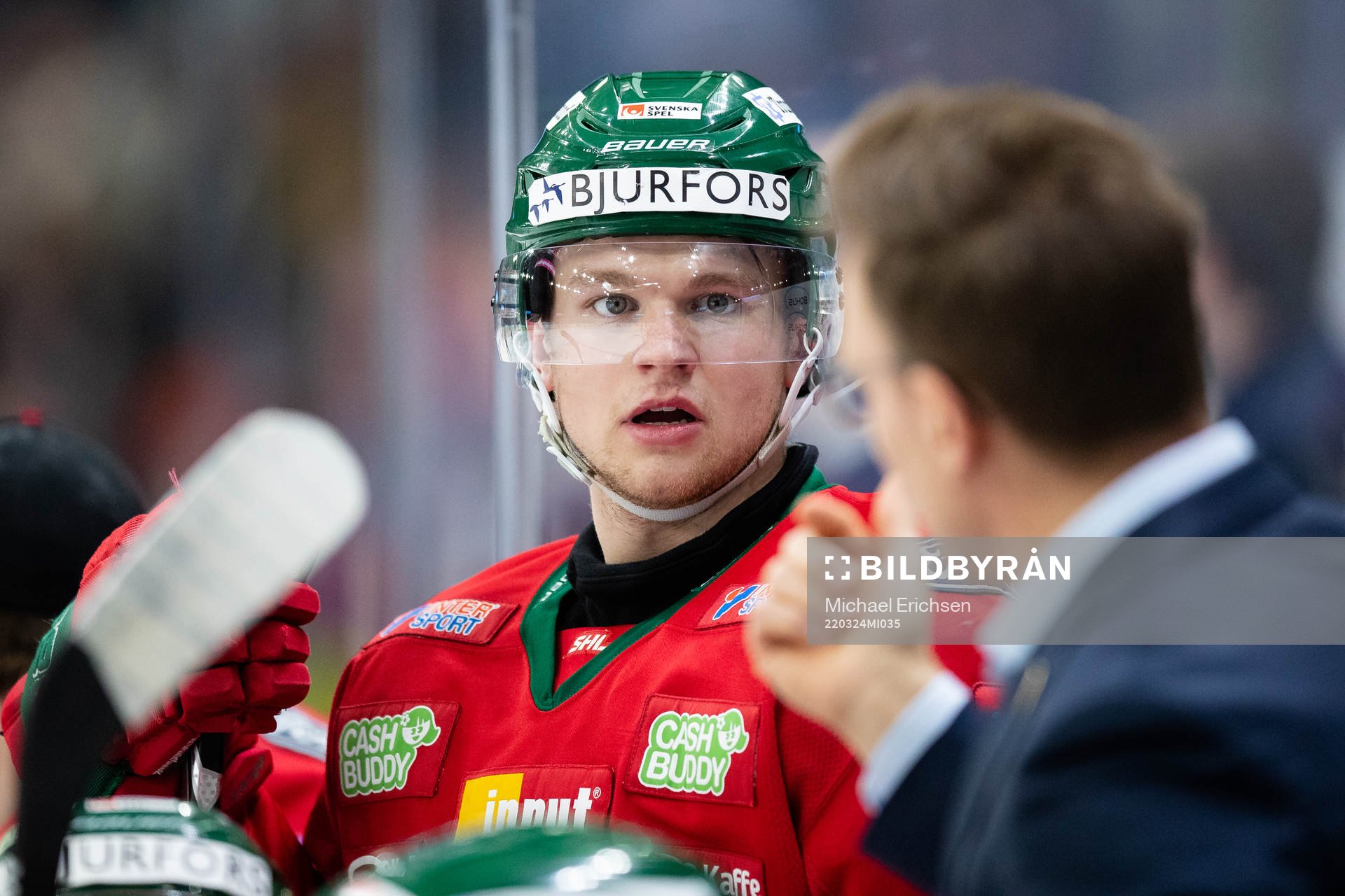 Frölundas Mattias Norlinder lyssnar på assisterande
