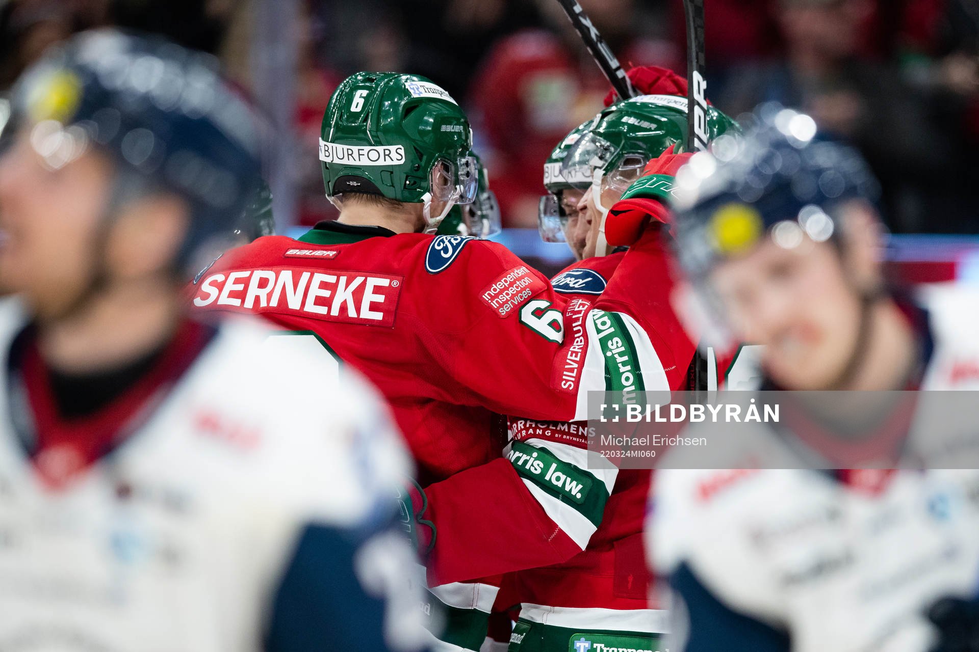 Frölundas Max Friberg jublar med lagkamrater