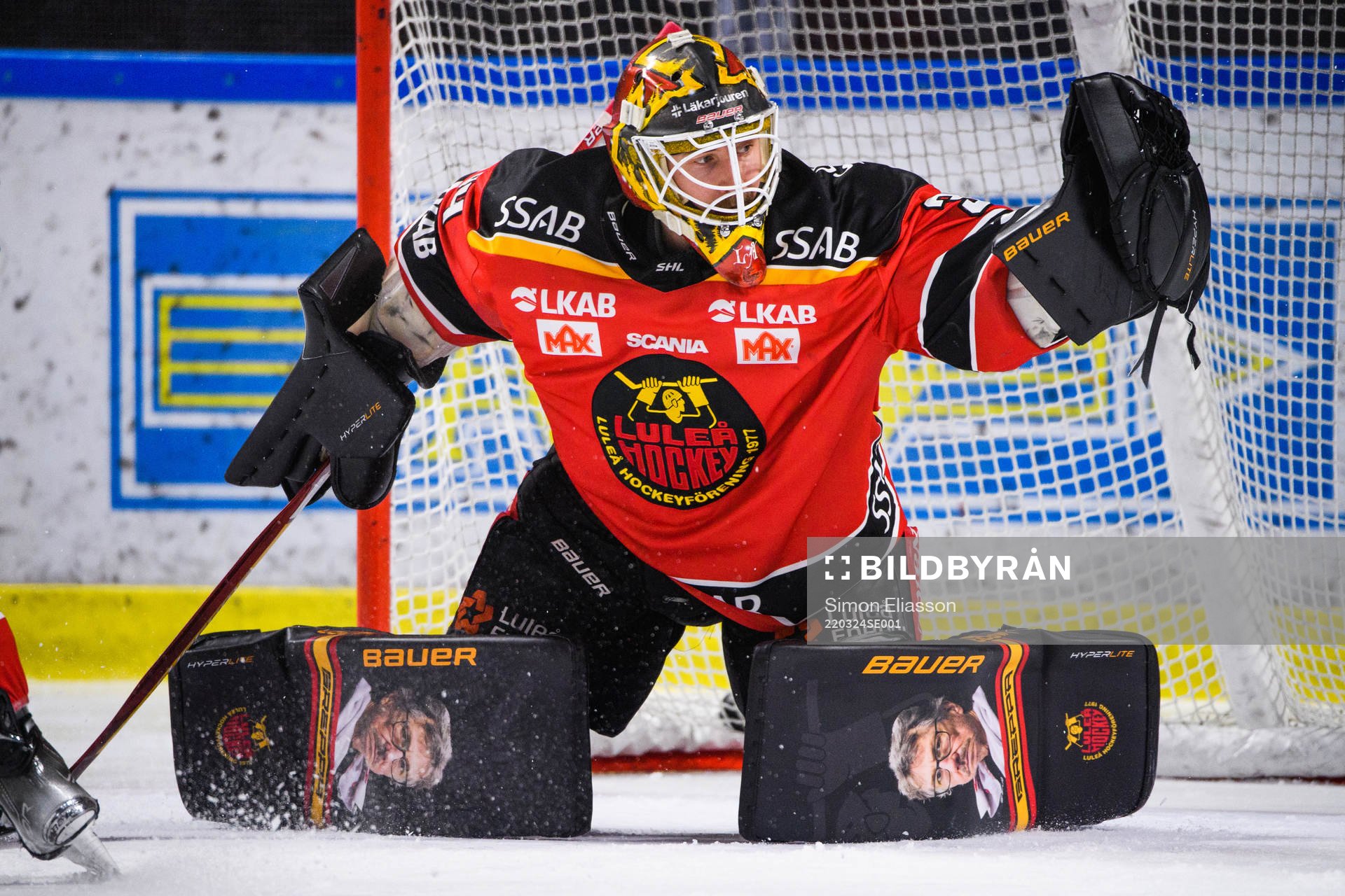 Luleås målvakt Joel Lassinantti med en bild av Luleås