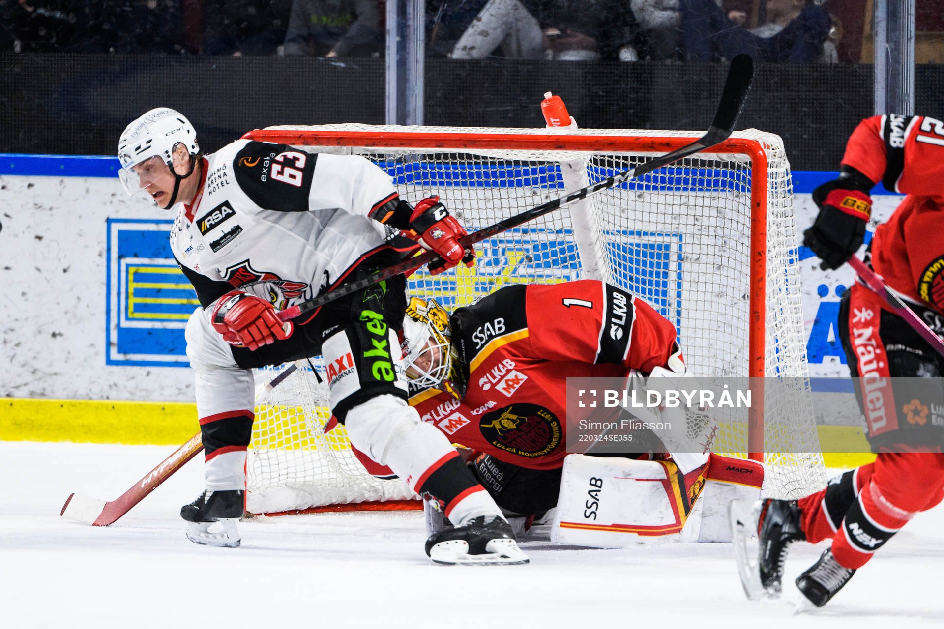 Malmö Redhawks Fredrik Händemark och Luleås målvakt