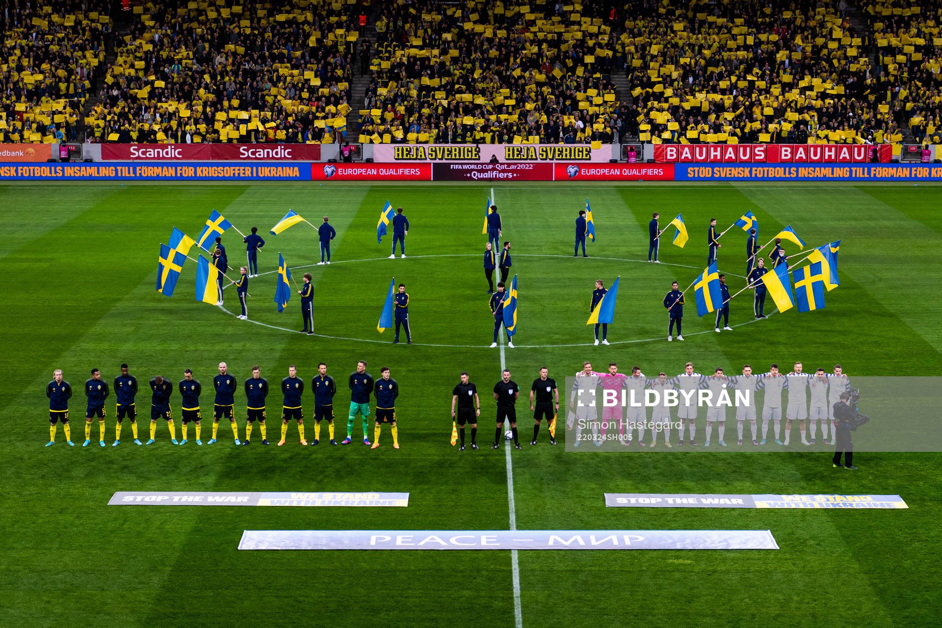 Players of Sweden and Czech Republic participate in a