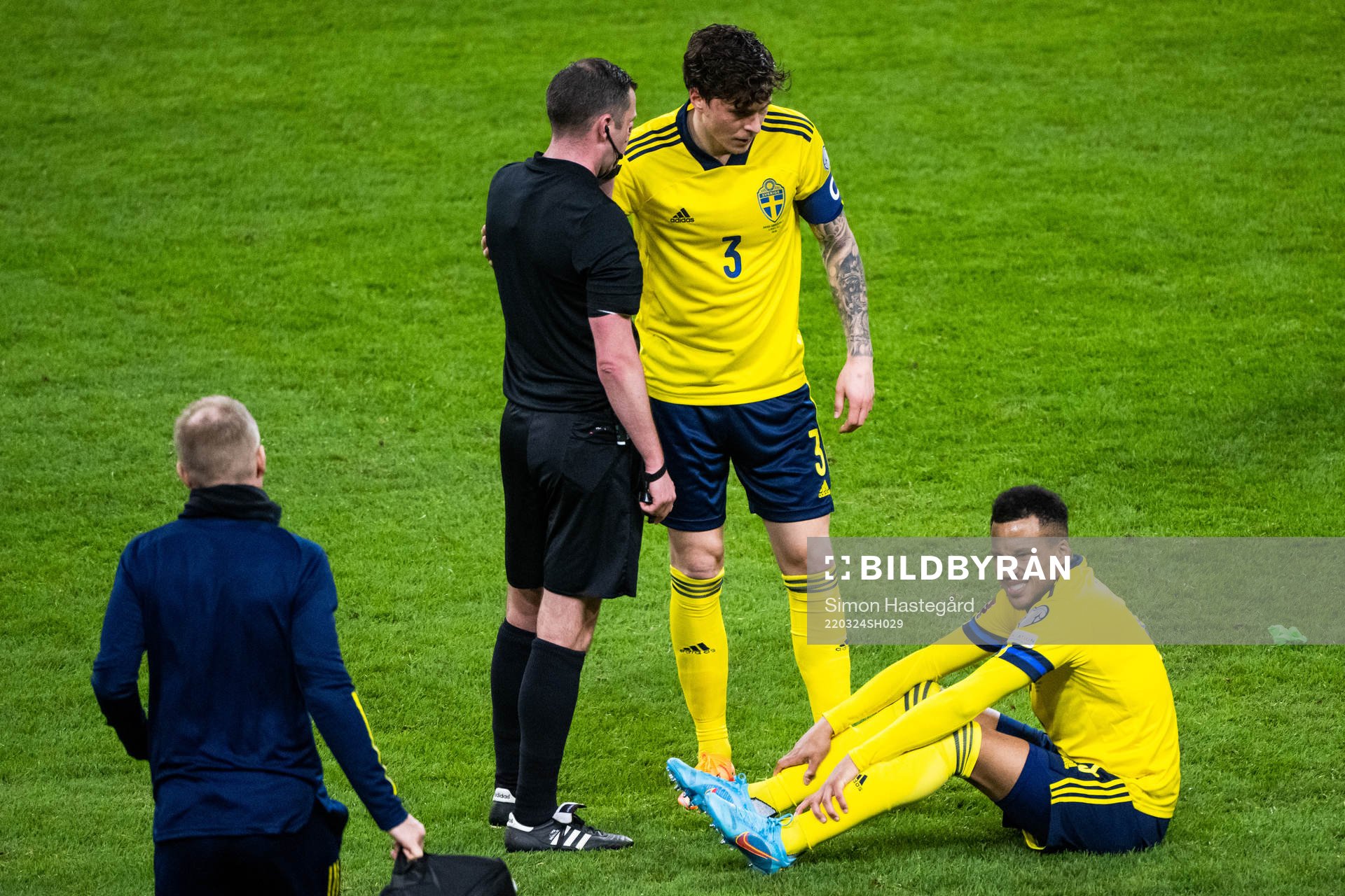 referee Michael Oliver and Victor Lindelöf watch Martin