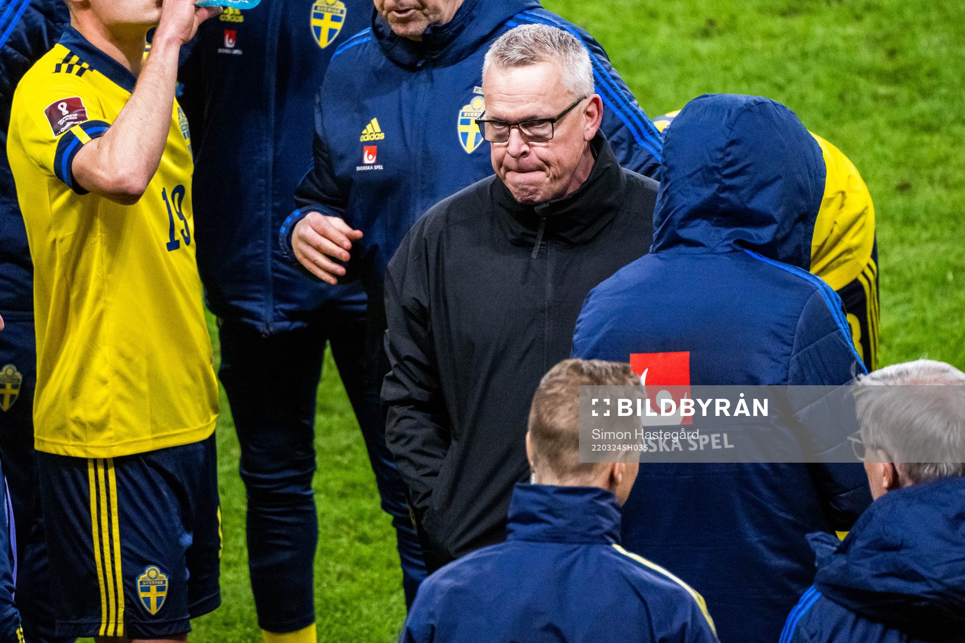head coach Janne Andersson of Sweden looks dejected