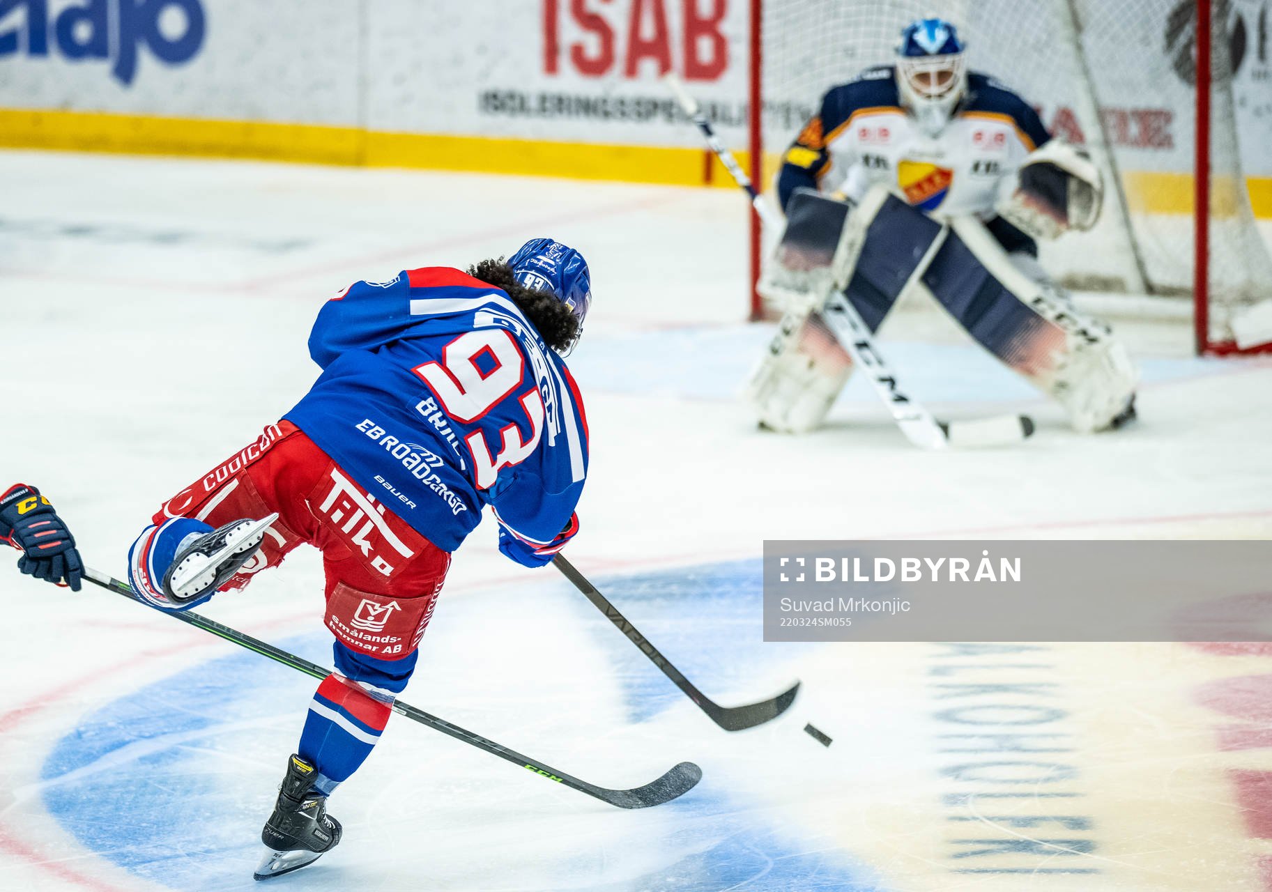 Oskarshamns Cameron Brace och Djurgårdens målvakt Mantas