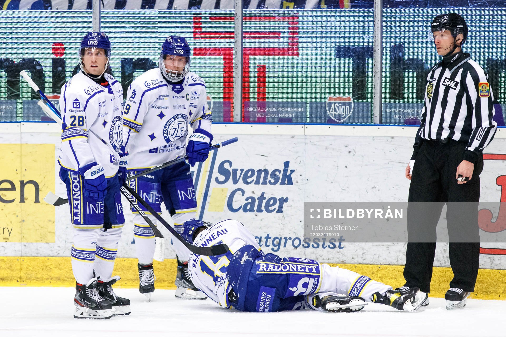 Leksands Max Veronneau ligger på isen