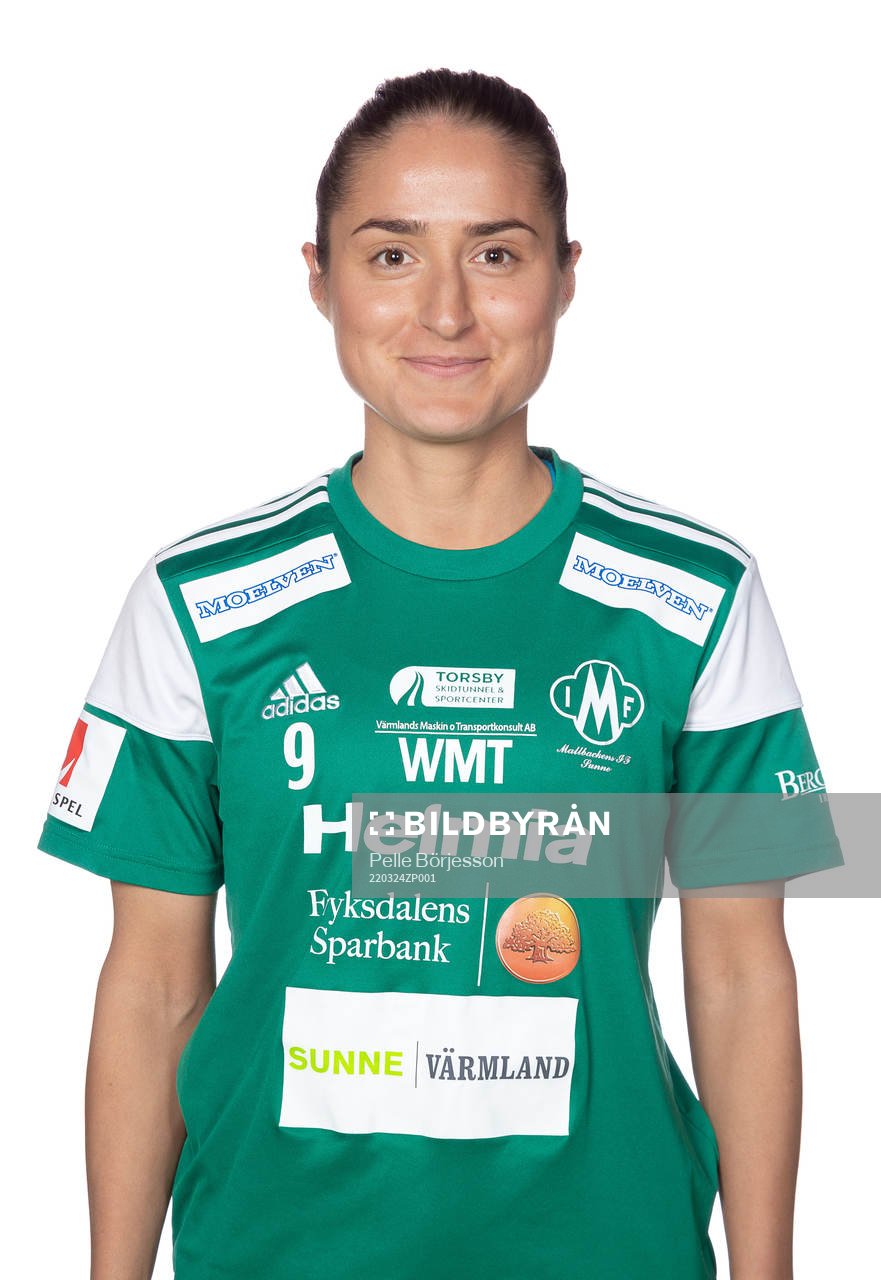 Mallbackens Irvina Bajramovic poserar för ett porträtt den 24 mars 2022 i Sunne.