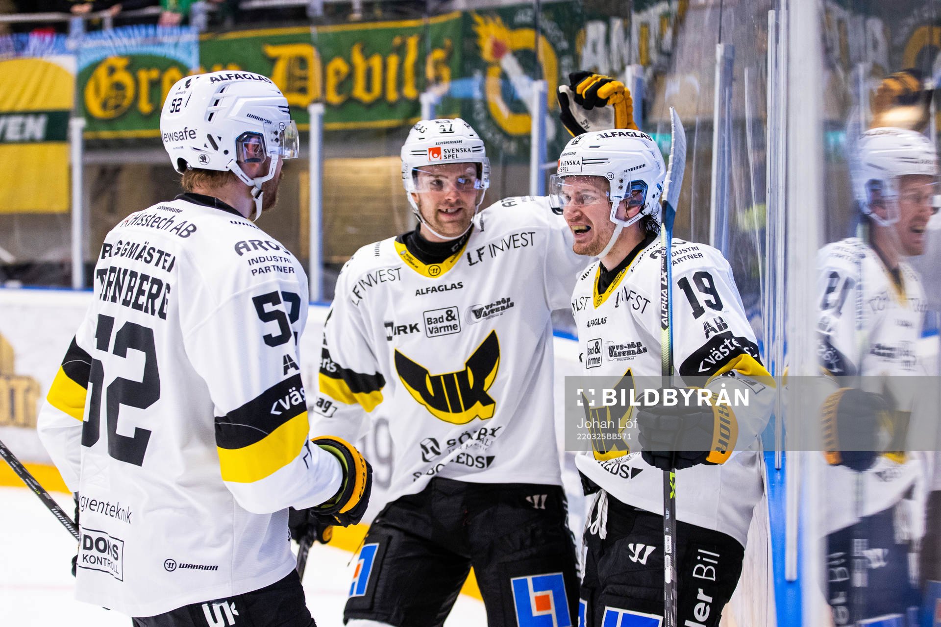 Västerås Niklas Rigelius (tiill höger) jublar med