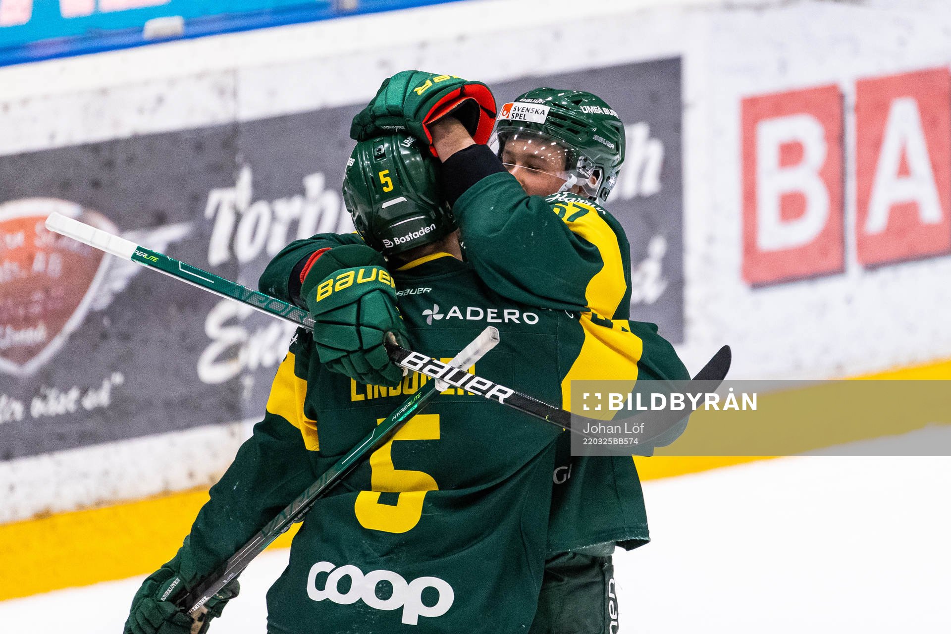 Björklövens Jesper Lindgren jublar med lagkamrat