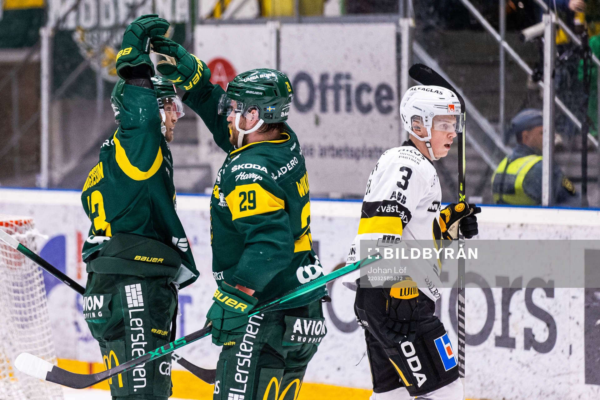 Björklövens Fredric Andersson jublar med Alexander Wiklund