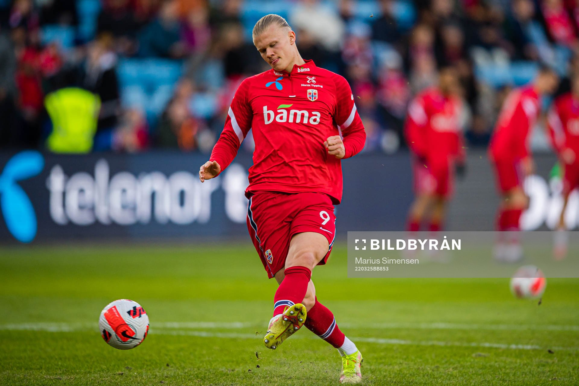 Erling Braut Haaland of Norway warms up