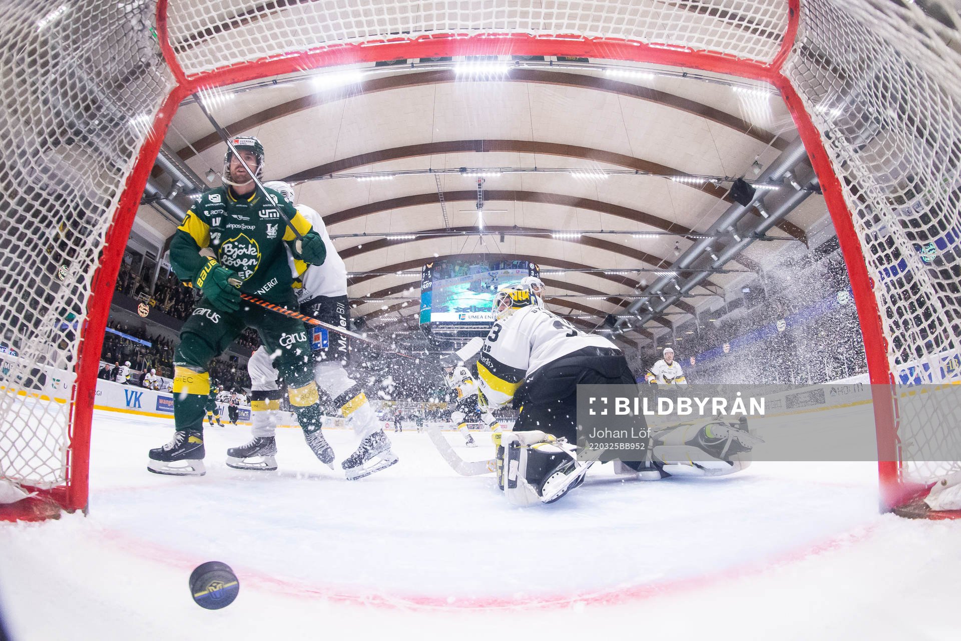 Björklövens Olle Liss gör 1-0 mål på Västerås