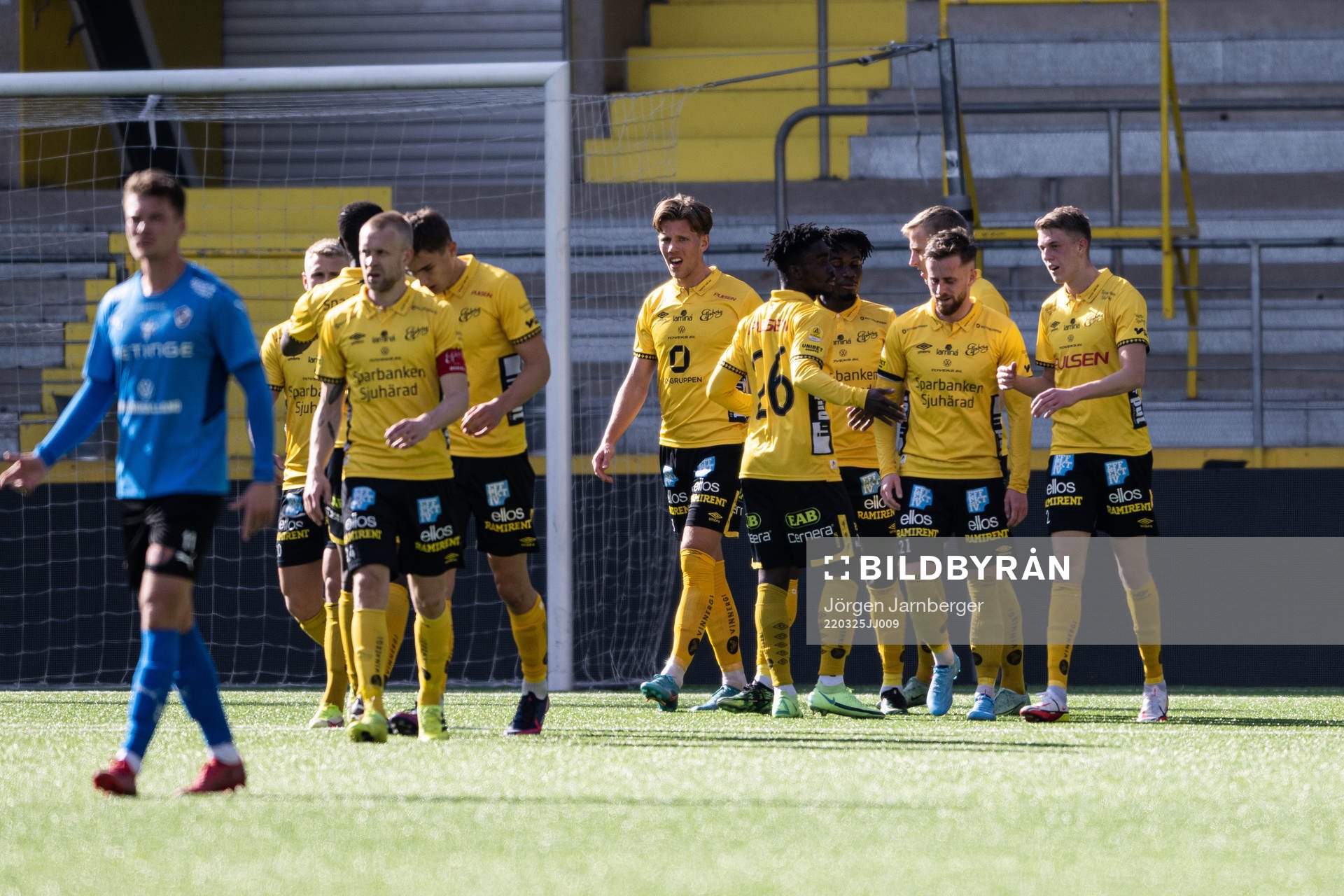 Elfsborgs Alexander Bernhardsson jublar med lagkamrater