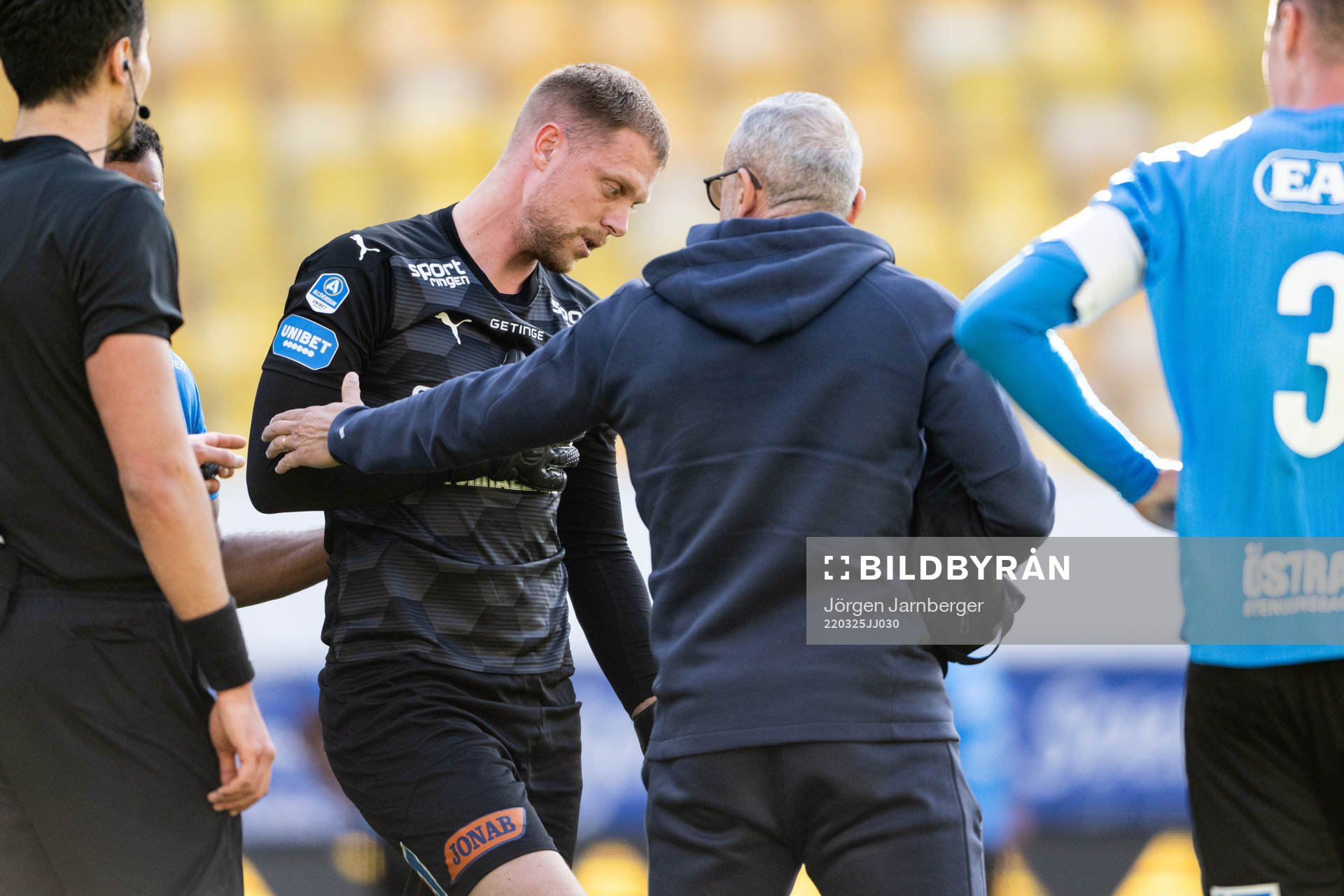 Halmstads målvakt Malkolm Nilsson Säfqvist får vård