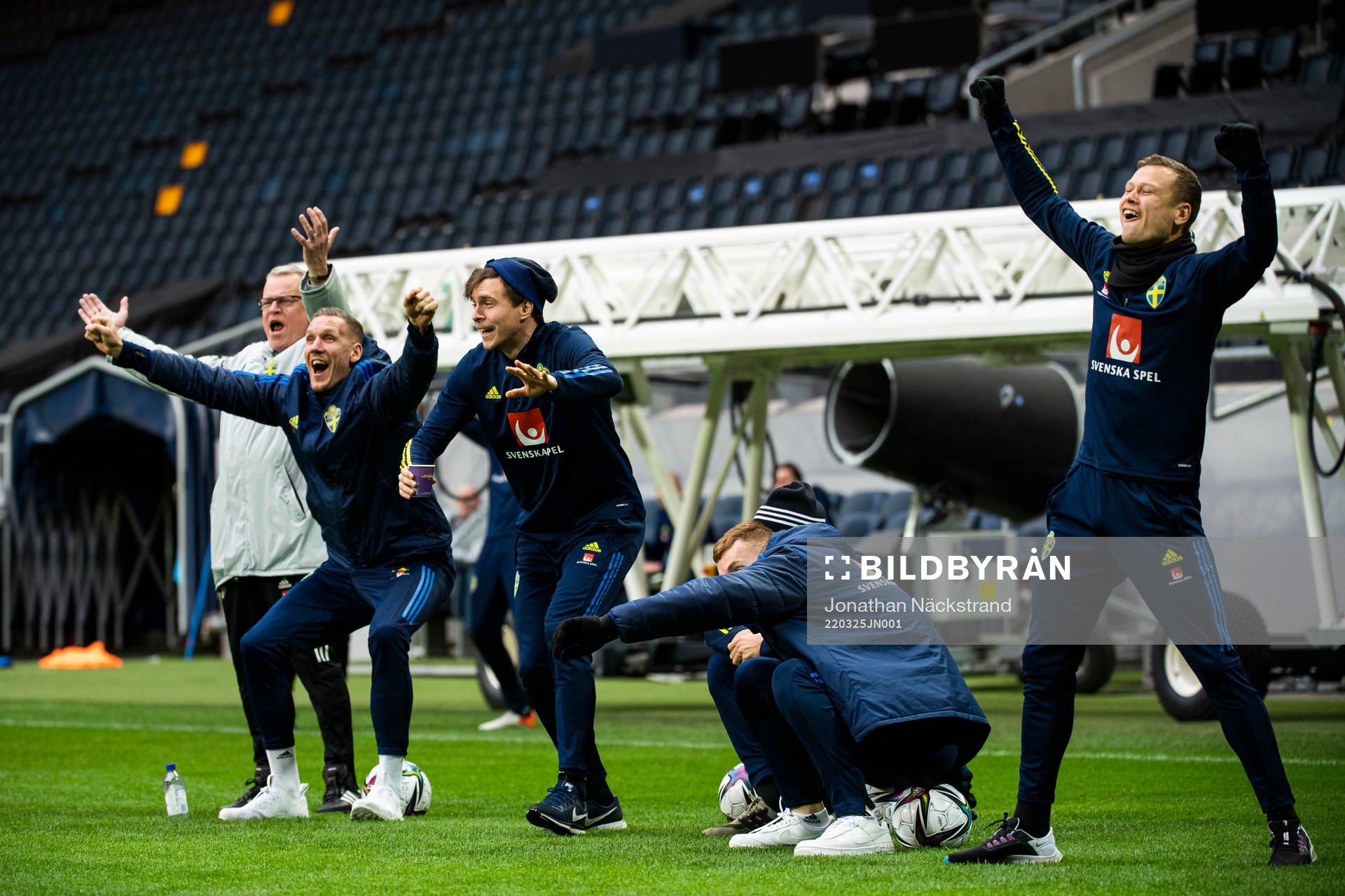 Head coach Janne Andersson, goalkeeper Robin Olsen, Victor