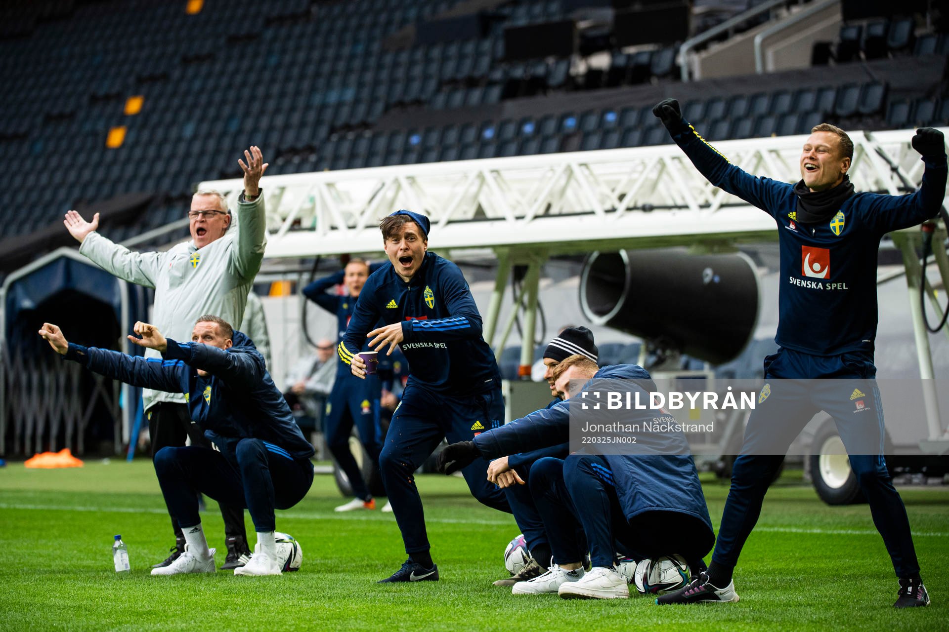 Head coach Janne Andersson, goalkeeper Robin Olsen, Victor