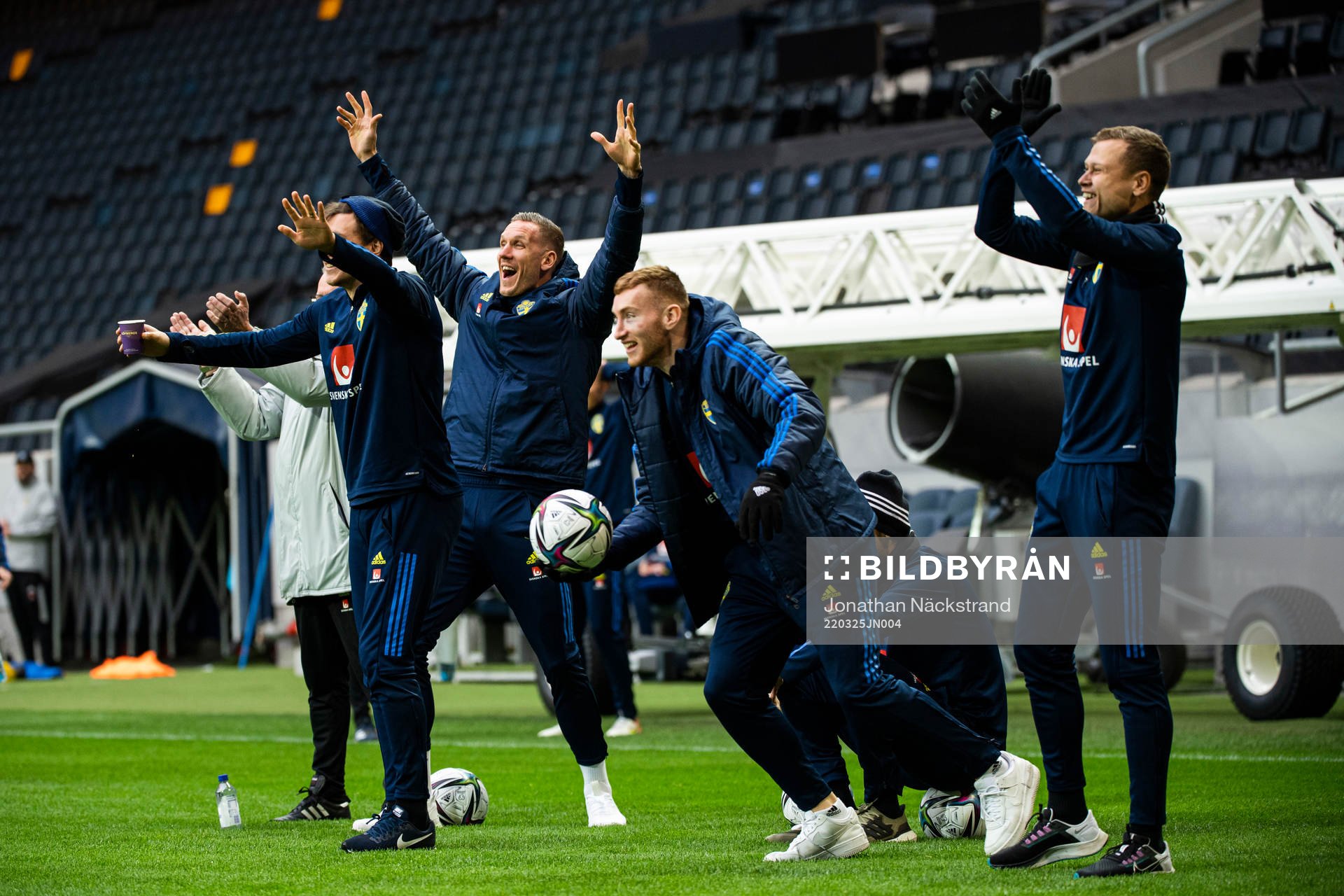 Head coach Janne Andersson, goalkeeper Robin Olsen, Victor