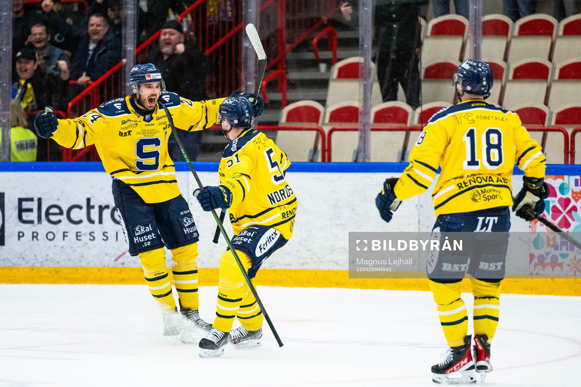 Södertäljes Jacob Dahlström jublar med Lucas Nordsäter