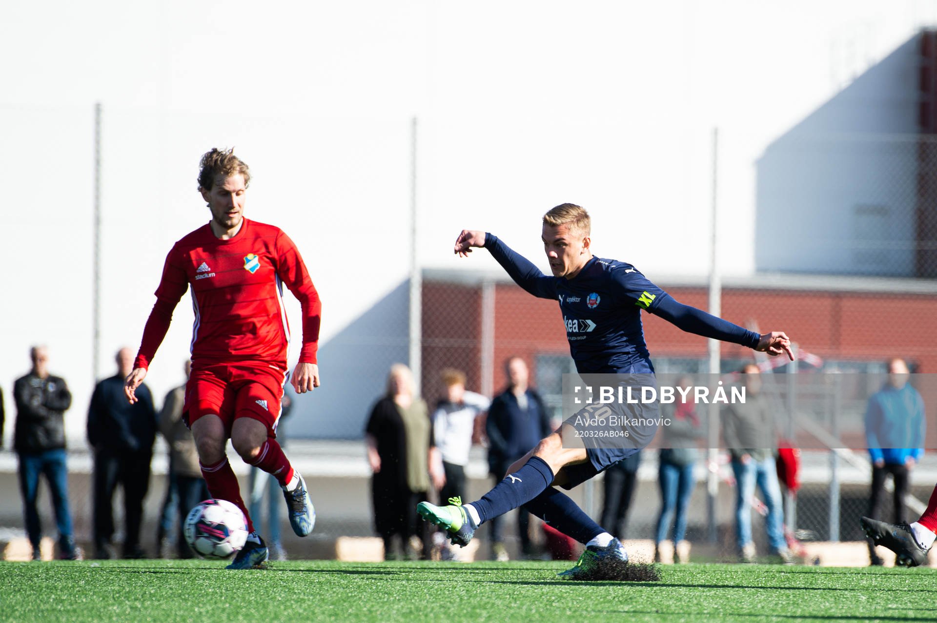 Helsingborgs Dennis Olsson skjuter och gör mål