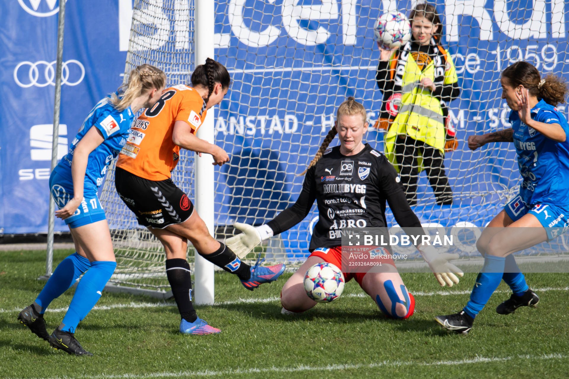 Kristianstads Evelyne Viens framför Kalmars Aubrei Corder