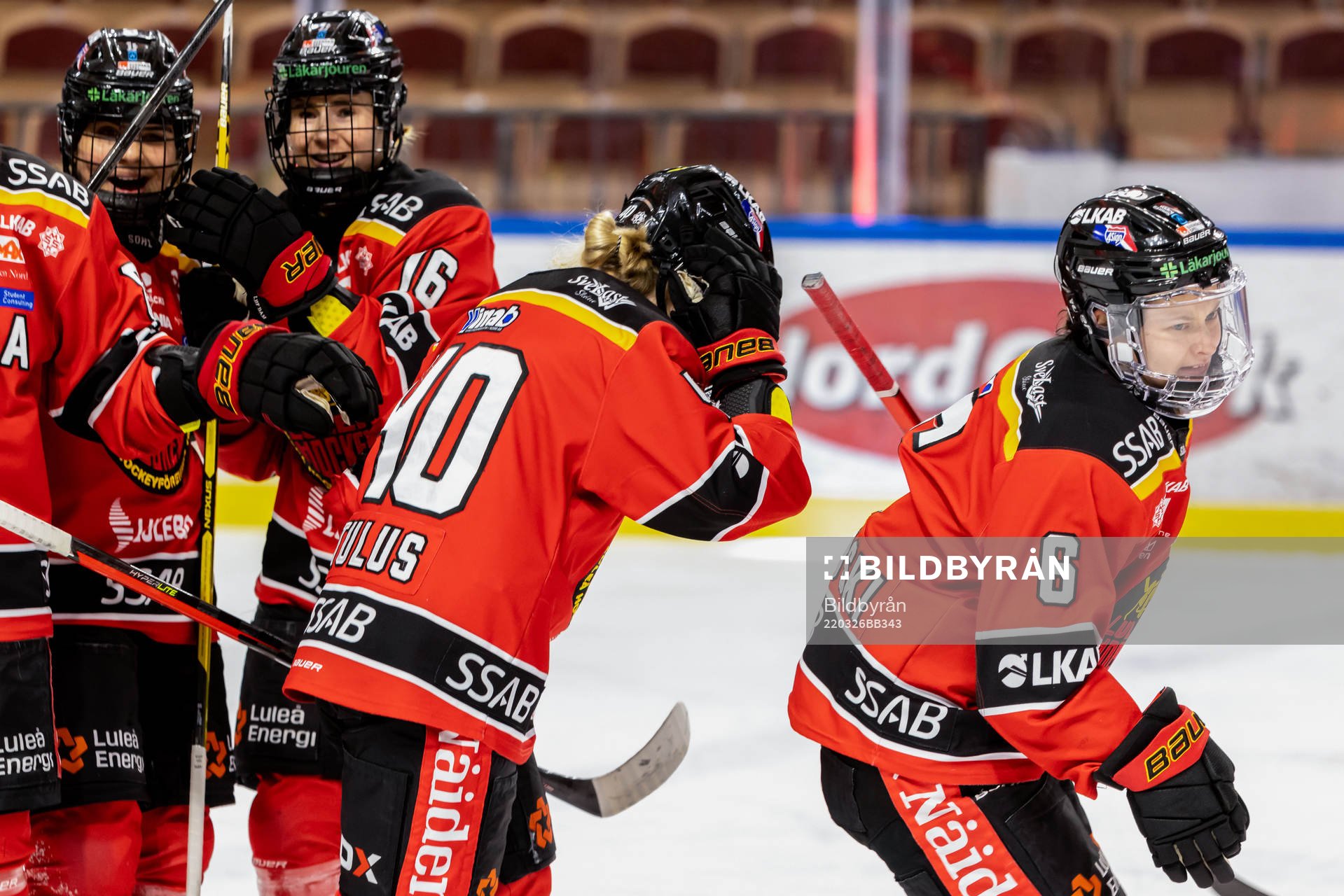 Luleås Jenni Hiirikoski jublar med lagkamrater