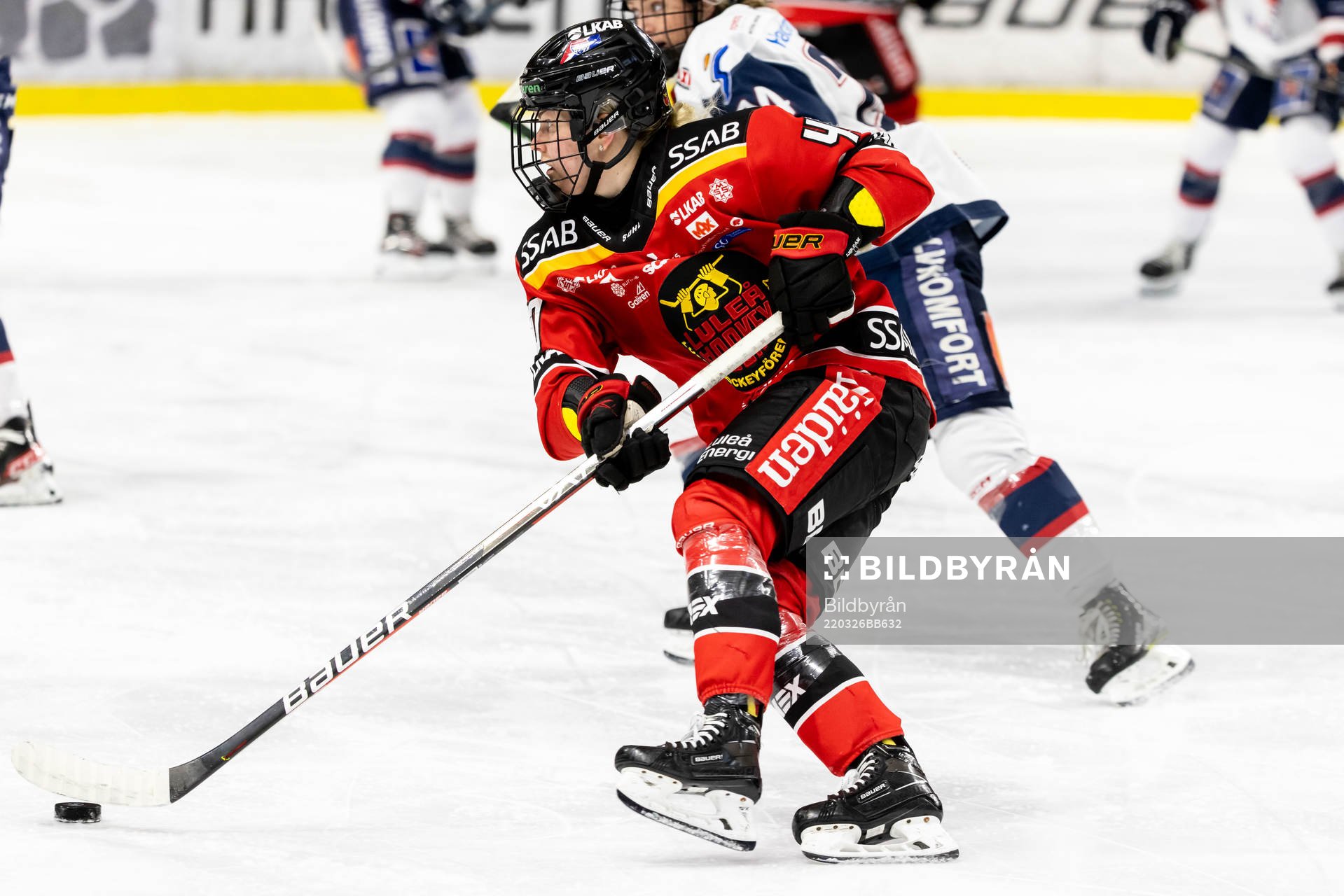 Luleås Noora Tulus med pucken