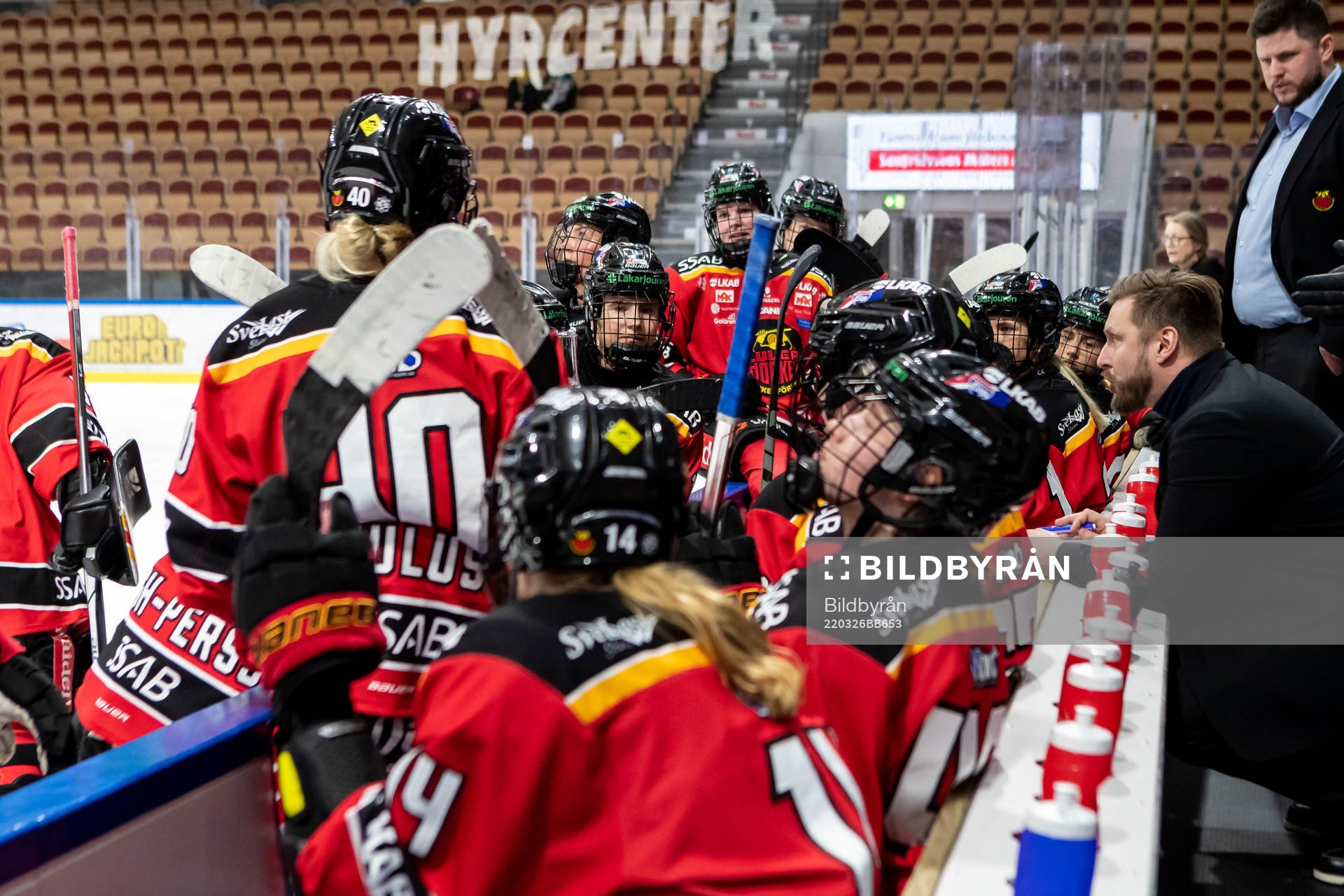 Luleås tränare Mikael Forsberg instruerar spelarna