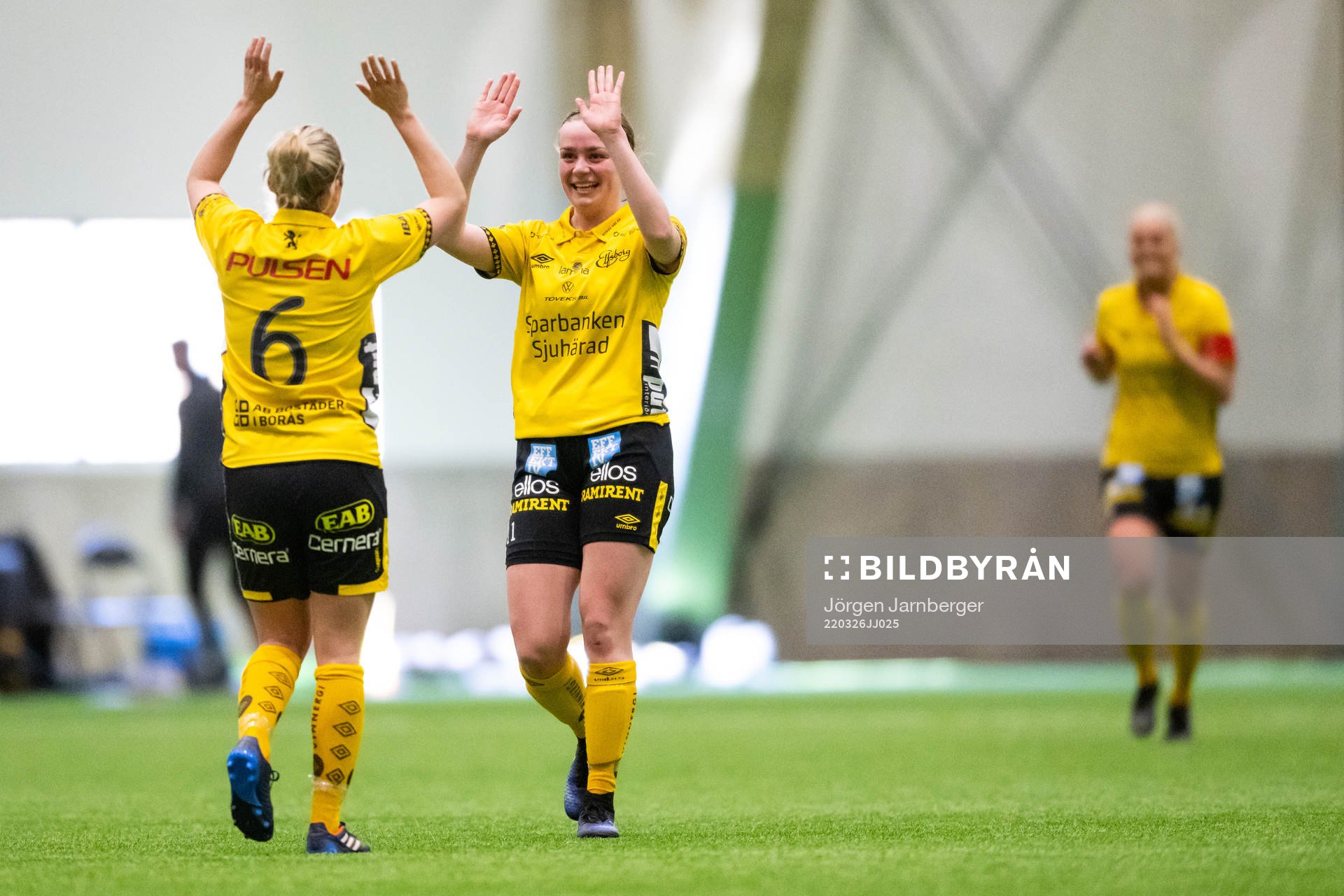 Elfsborgs Linda Westberg Carlsson och Leann Nyström jublar efter 2-0 under träningsmatchen mellan Elfsborg och Sävedalen den 26 mars 2022 i Borås.