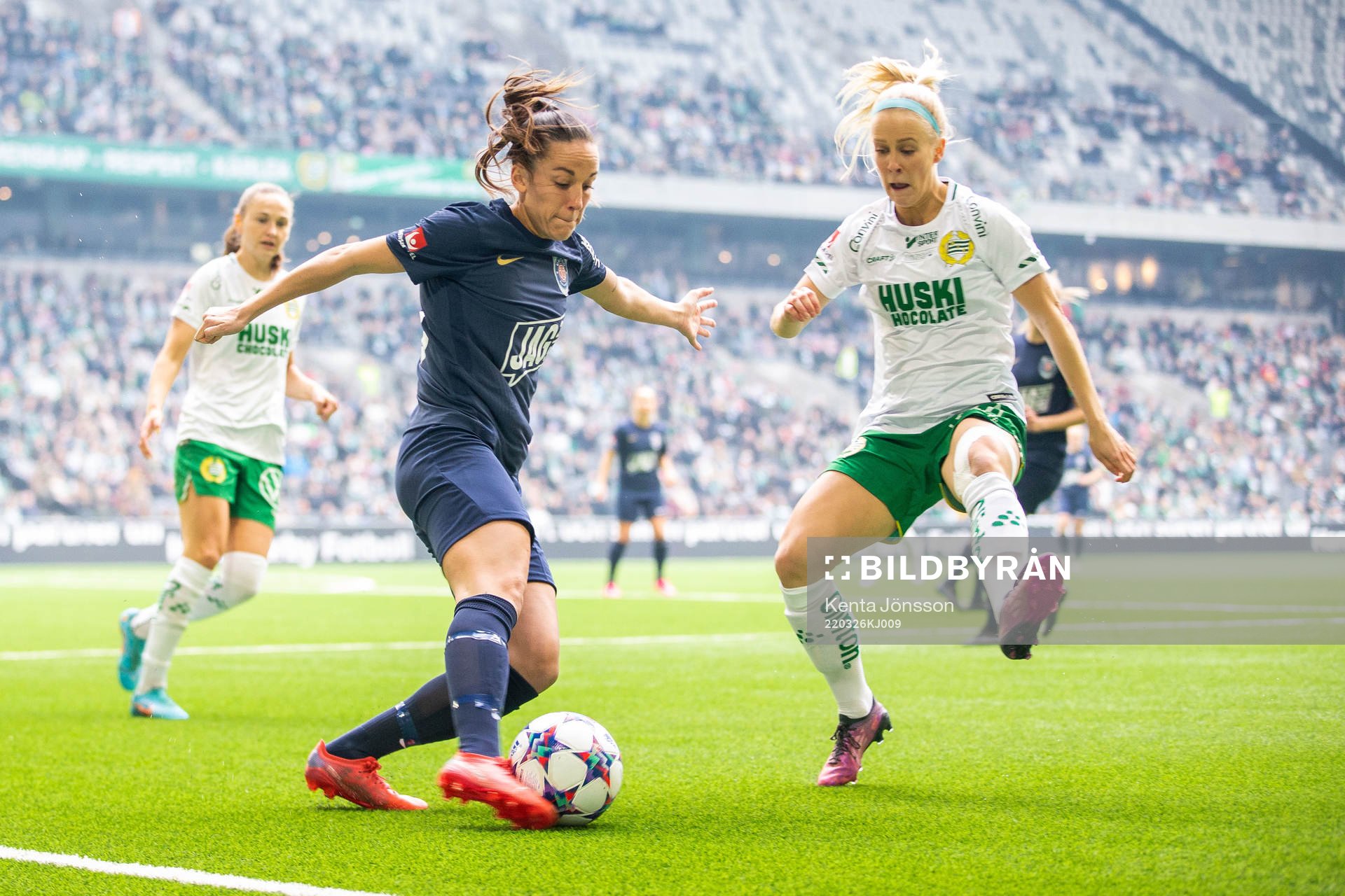 Eskilstunas Anna Oscarsson och Hammarbys Adelisa Engman under fotbollsmatchen i Damallsvenskan mellan Hammarby och Eskilstuna United den 26 mars 2022 i Stockholm.