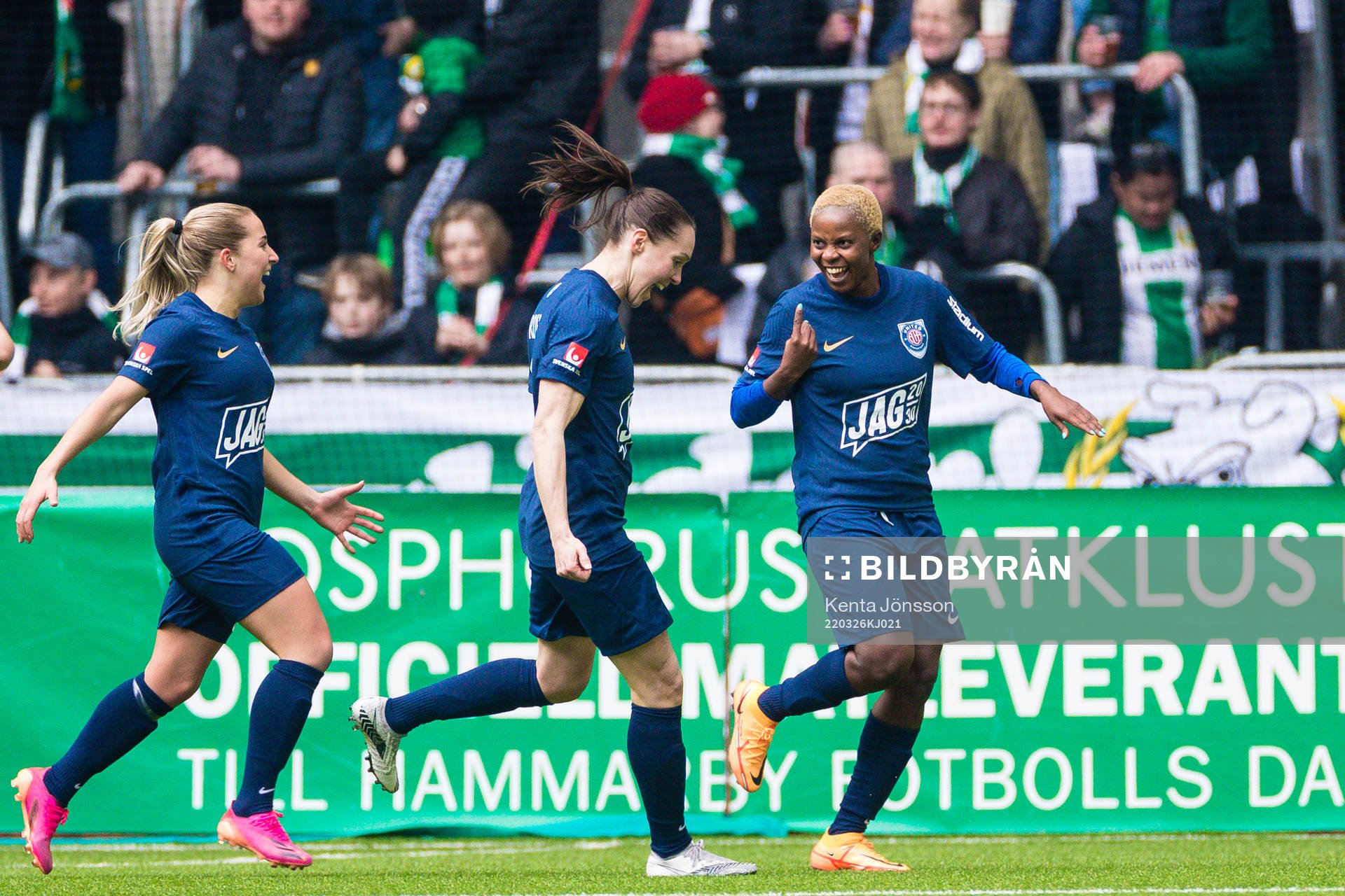 Eskilstunas Eskilstunas Ngozi Sonia Okobi-Okeoghene jublar efter 0-1 under fotbollsmatchen i Damallsvenskan mellan Hammarby och Eskilstuna United den 26 mars 2022 i Stockholm.