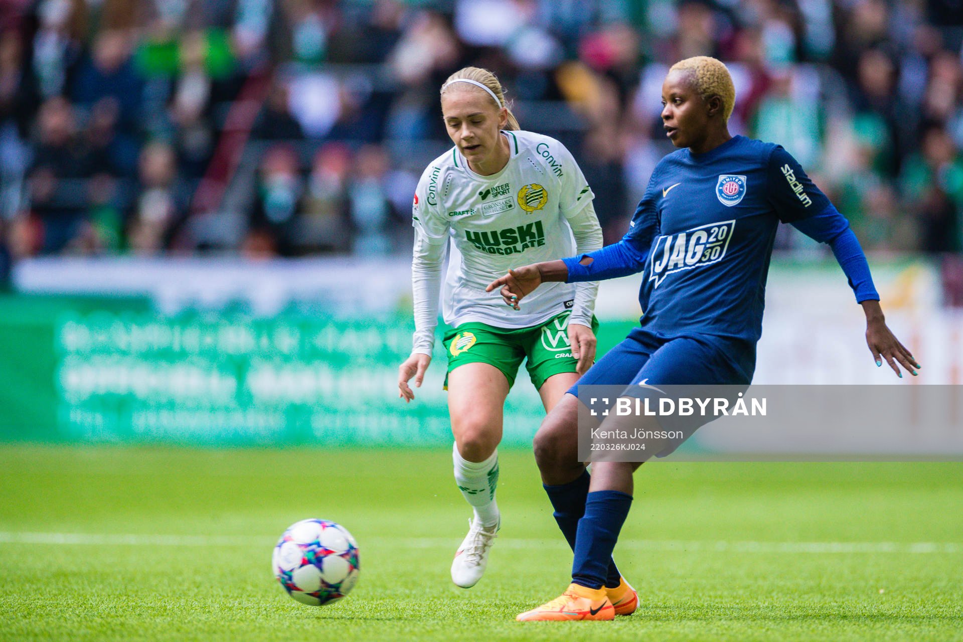 Hammarbys Elsa Karlsson <och Eskilstunas Ngozi Sonia