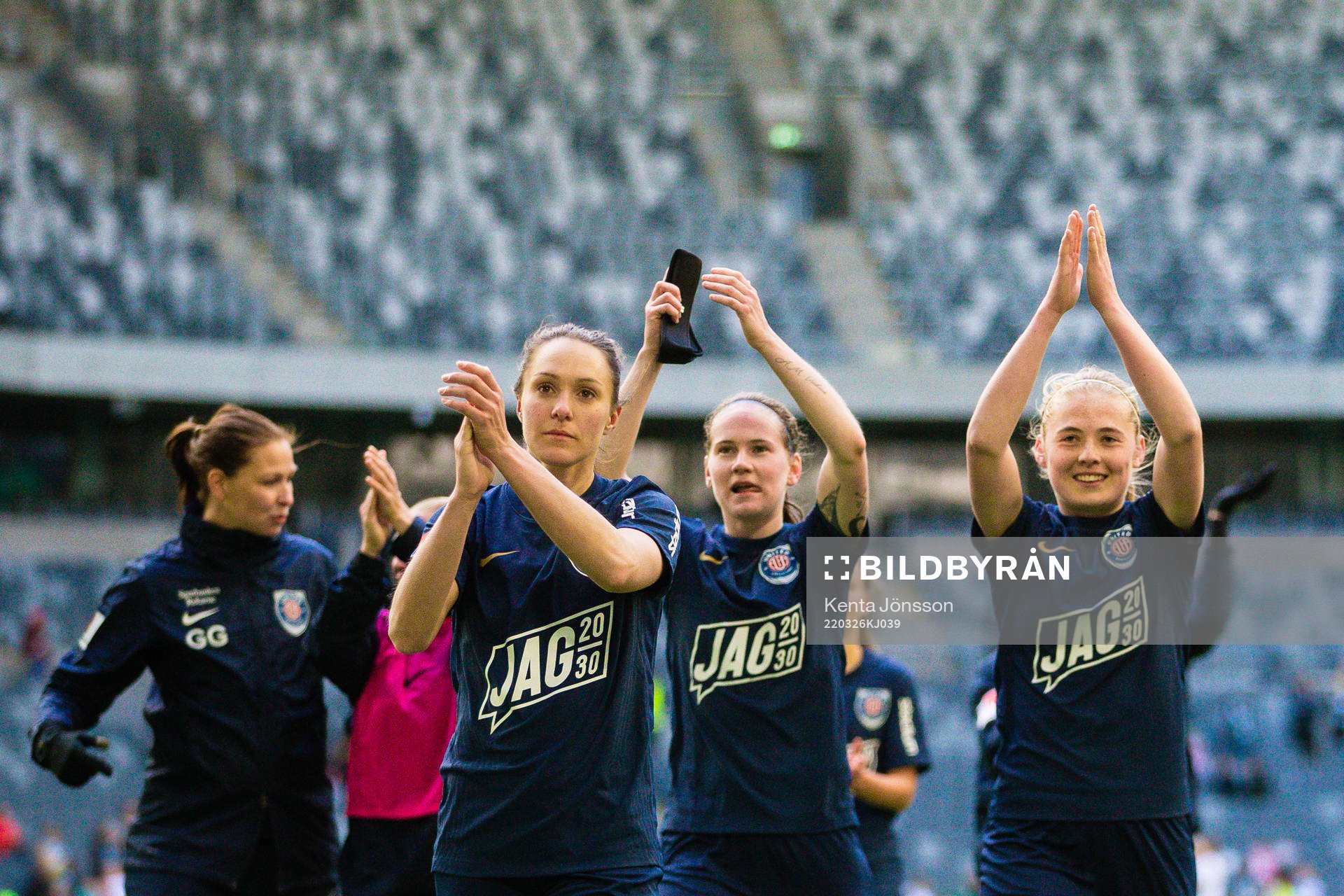 Eskilstunas Felicia Rogic jublar med lagkamrater efter under fotbollsmatchen i Damallsvenskan mellan Hammarby och Eskilstuna United den 26 mars 2022 i Stockholm.