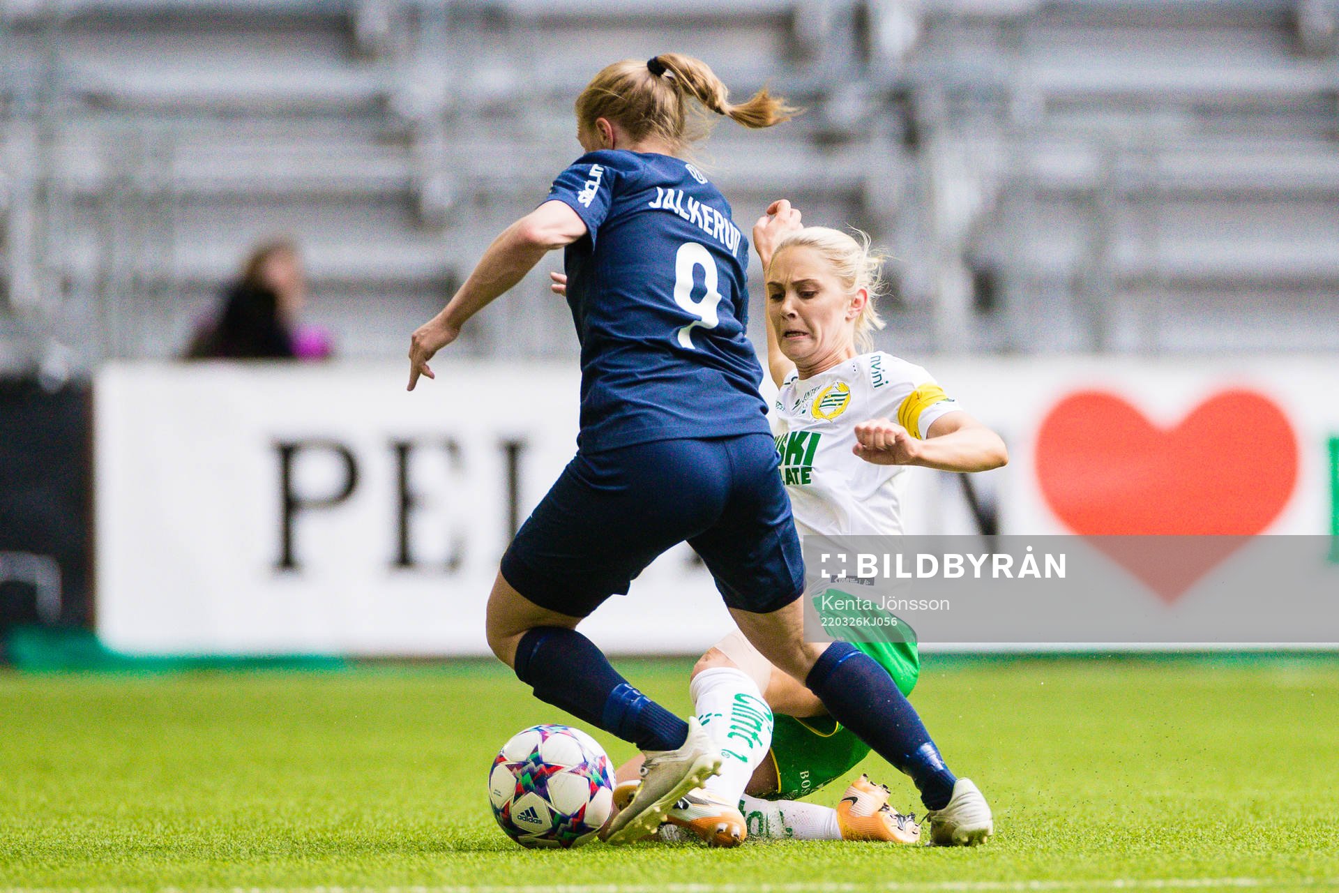 Eskilstunas Mia Jalkerud och Hammarbys Alice Carlsson