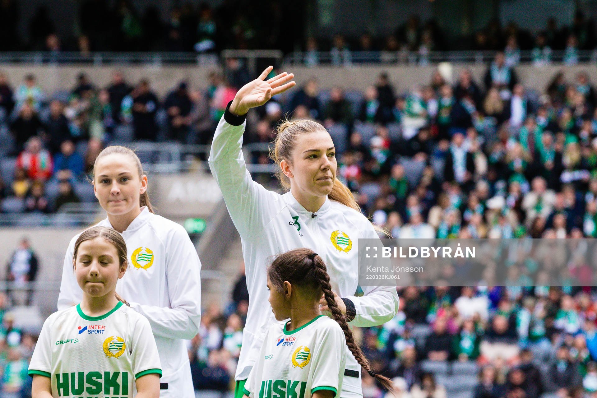 Hammarbys Vilde Hasund (v) och Emma Westin (h)
