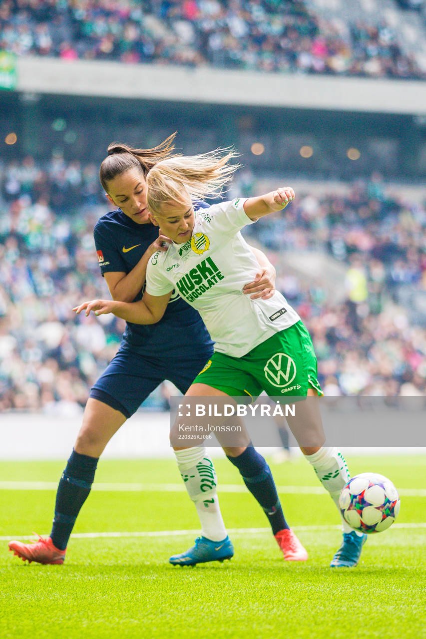 Eskilstunas Anna Oscarsson och Hammarbys Emma Jansson under fotbollsmatchen i Damallsvenskan mellan Hammarby och Eskilstuna United den 26 mars 2022 i Stockholm.