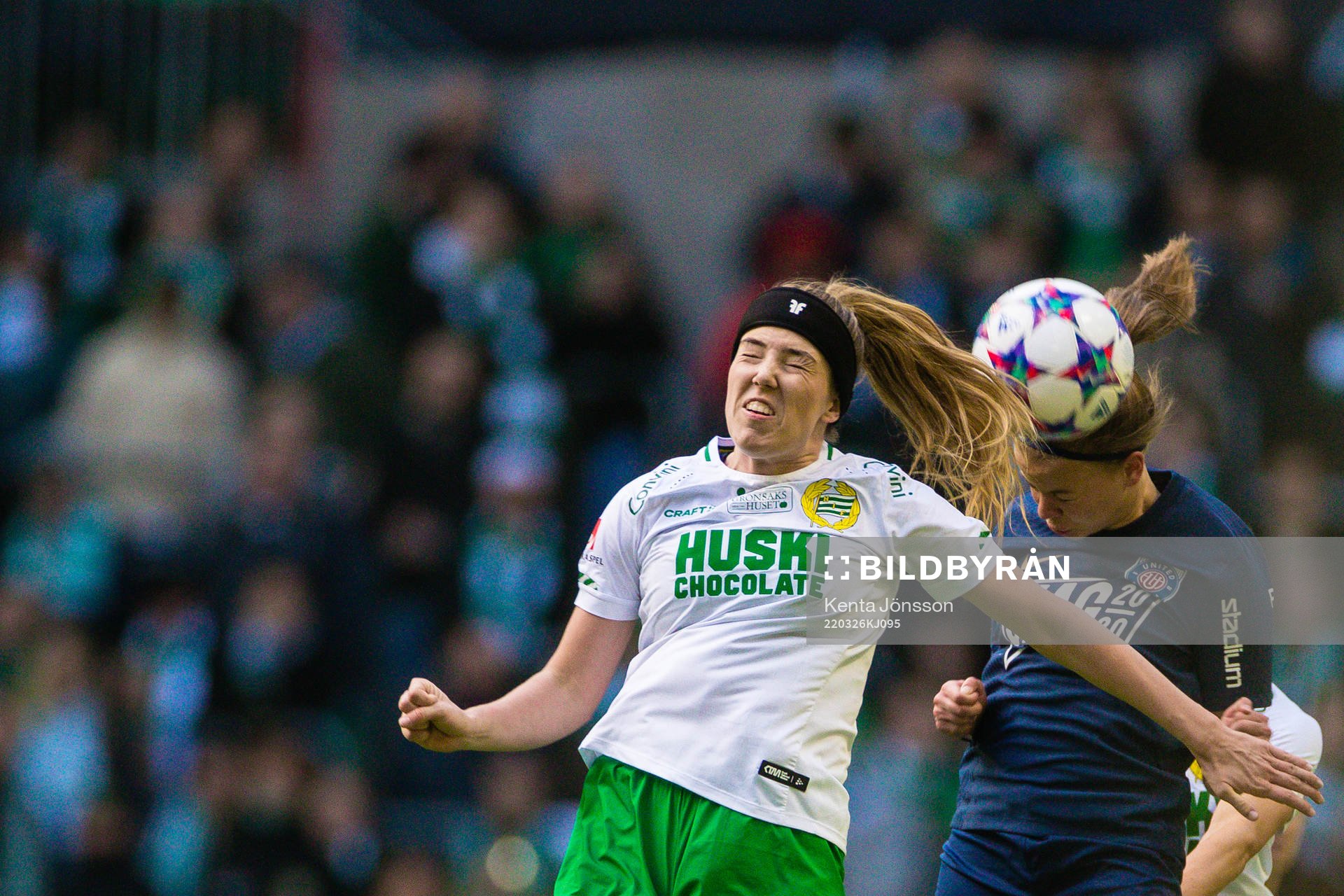Hammarbys Emma Westin och Eskilstunas Chloe Eriksson under fotbollsmatchen i Damallsvenskan mellan Hammarby och Eskilstuna United den 26 mars 2022 i Stockholm.