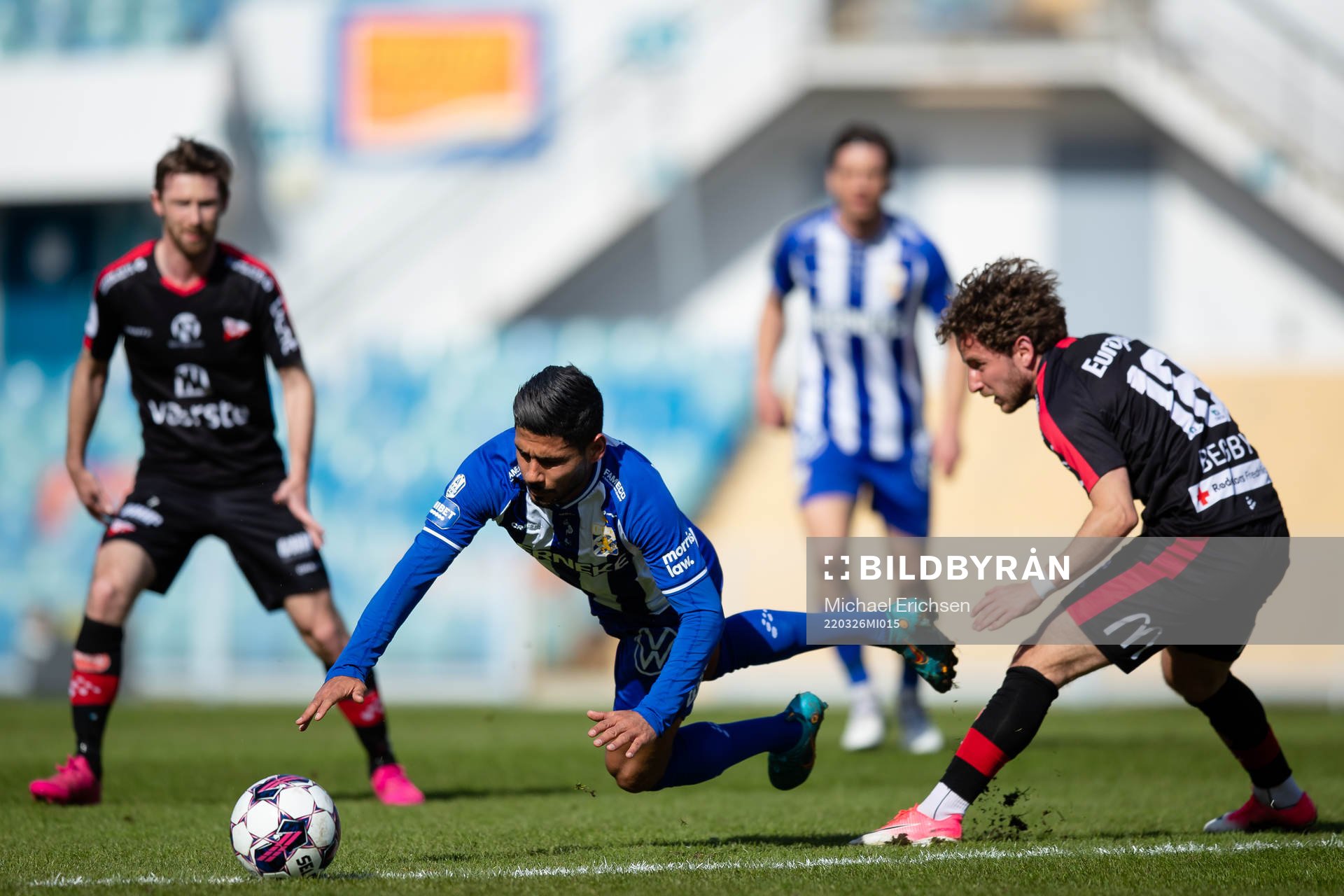 IFK Göteborgs Hosam Aiesh och Fredrikstads Ludvig Begby under träningsmatchen i fotboll mellan IFK Göteborg och Fredrikstad den 26 mars 2022 i Göteborg.