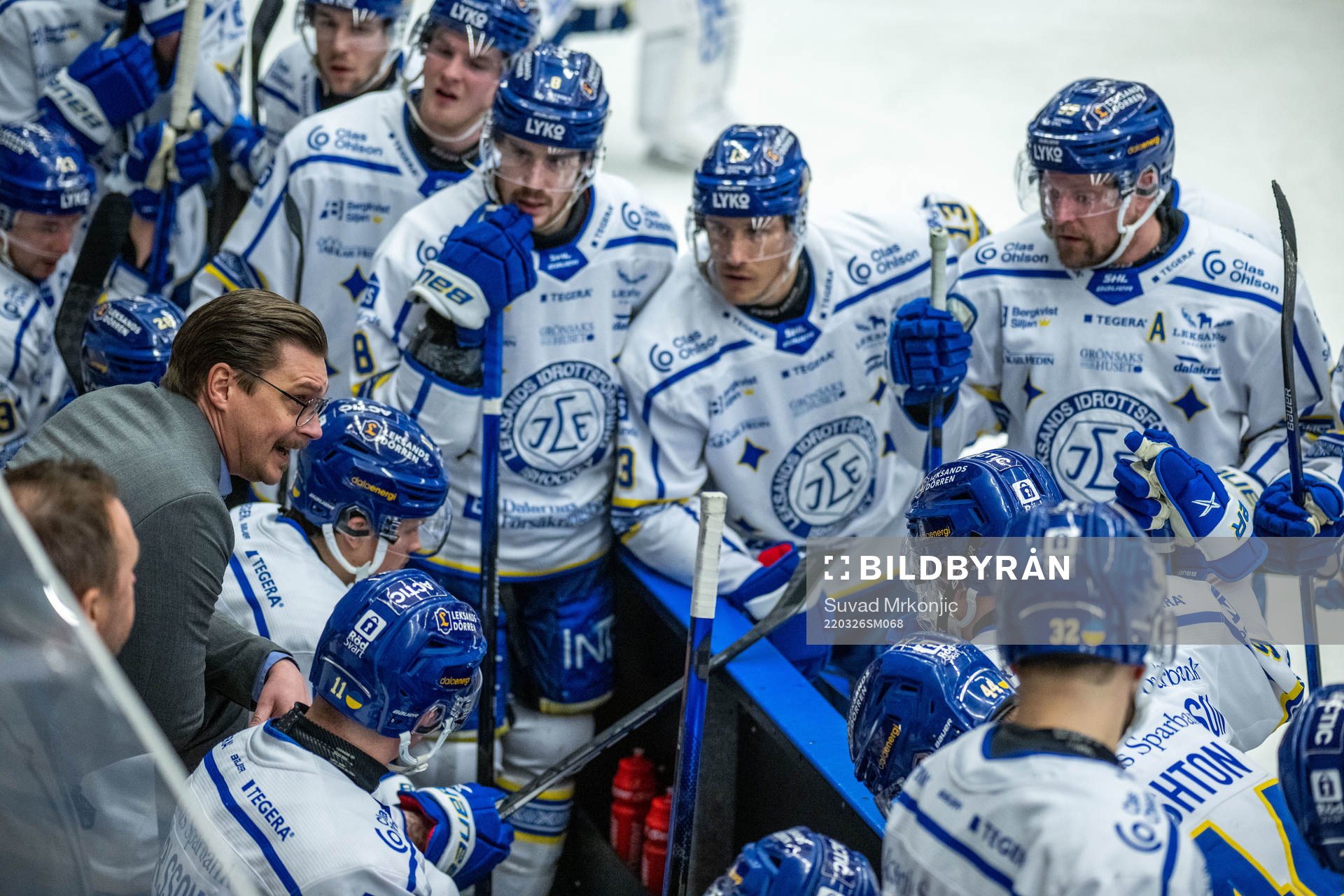 Leksands tränare Björn Hellkvist och spelare vid en
