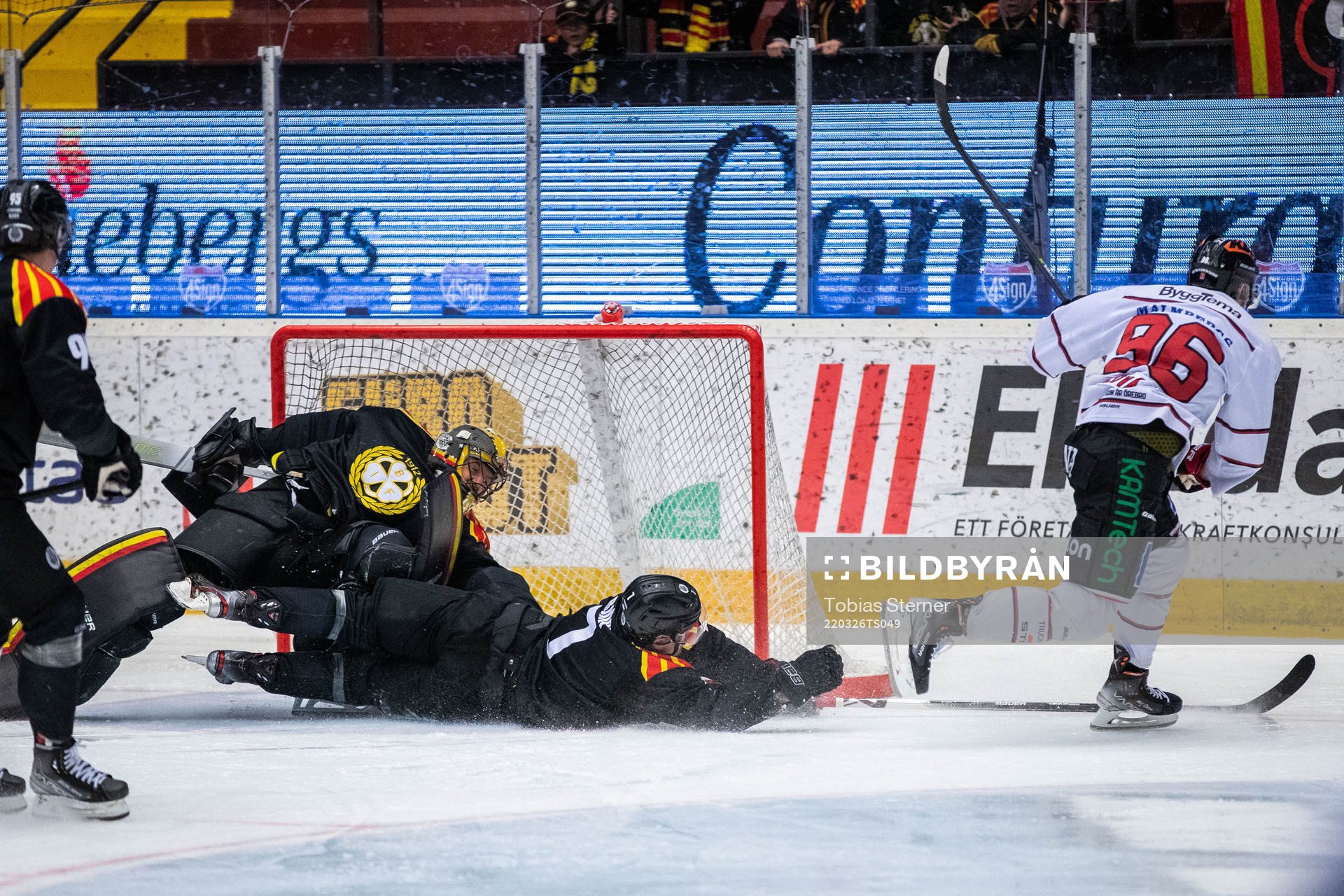 Örebros Robin Kovacs gör mål bakom Brynäs målvakt