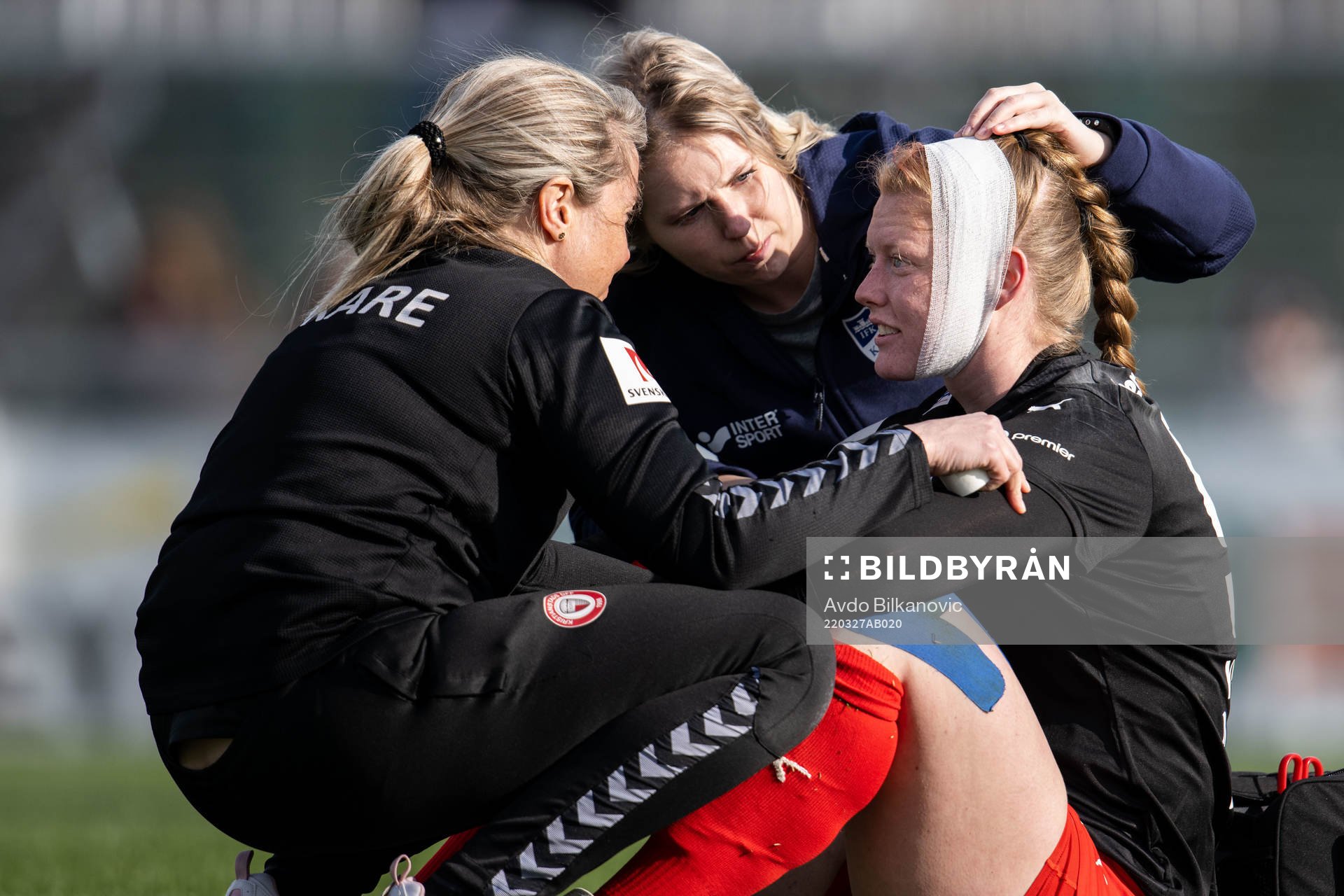Kalmars målvakt Aubrei Corder får vård under fotbollsmatchen i Damallsvenskan mellan Kristianstad och Kalmar den 27 mars 2022 i Kristianstad.