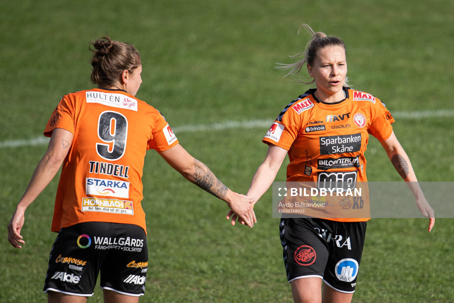 Kristianstads Tabitha Tindell och Emmi Alanen  jublar