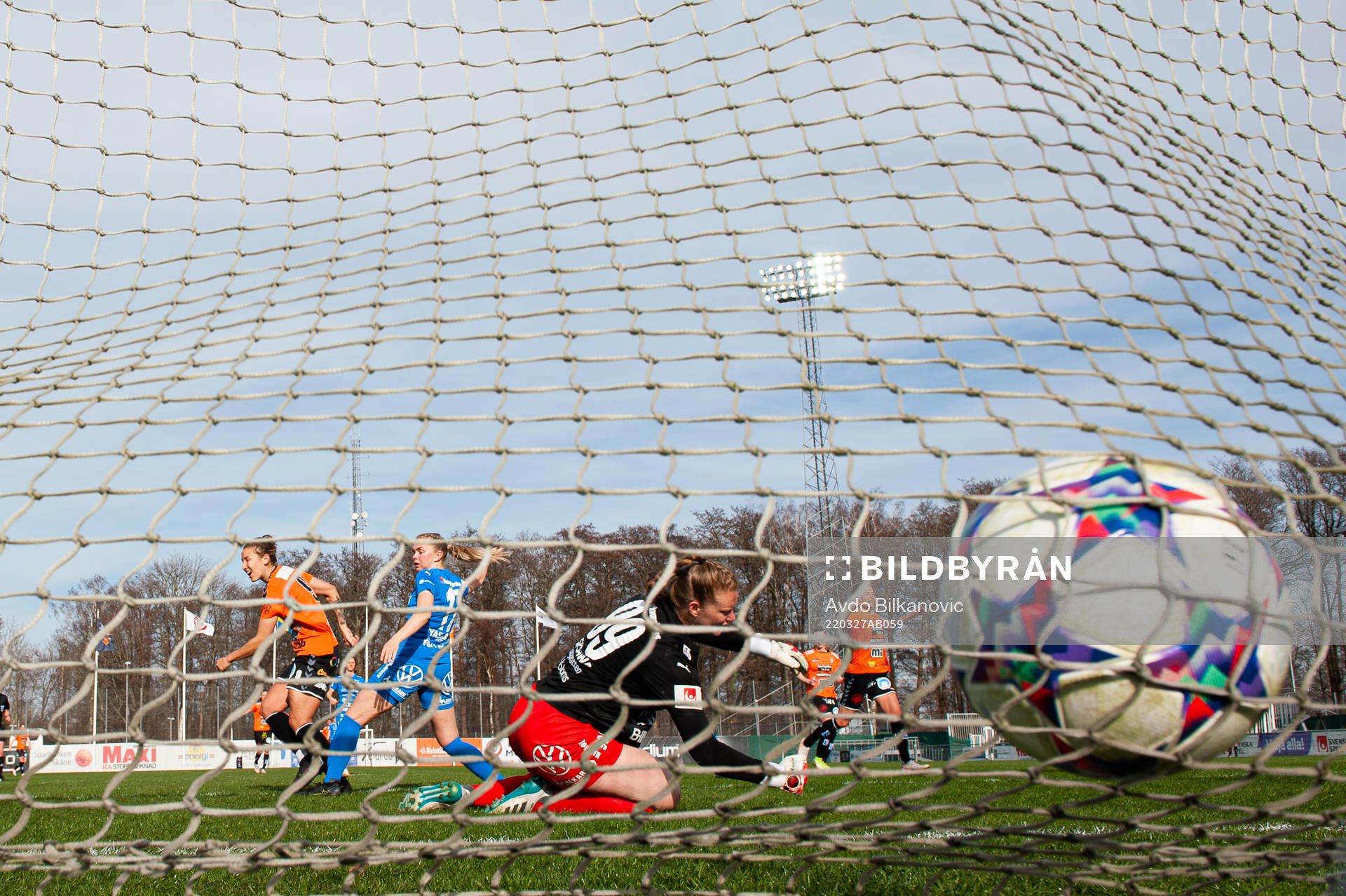 Kristianstads Tabitha Tindell gör mål bakom Kalmars Aubrei Corder under fotbollsmatchen i Damallsvenskan mellan Kristianstad och Kalmar den 27 mars 2022 i Kristianstad.