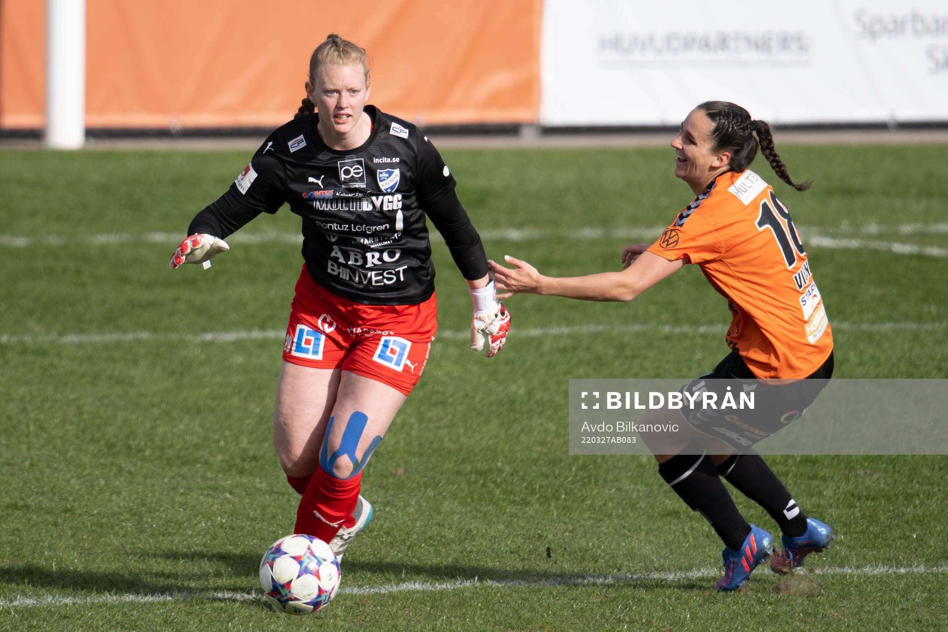 Kristianstads Evelyne Viens jagar Kalmars målvakt Aubrei