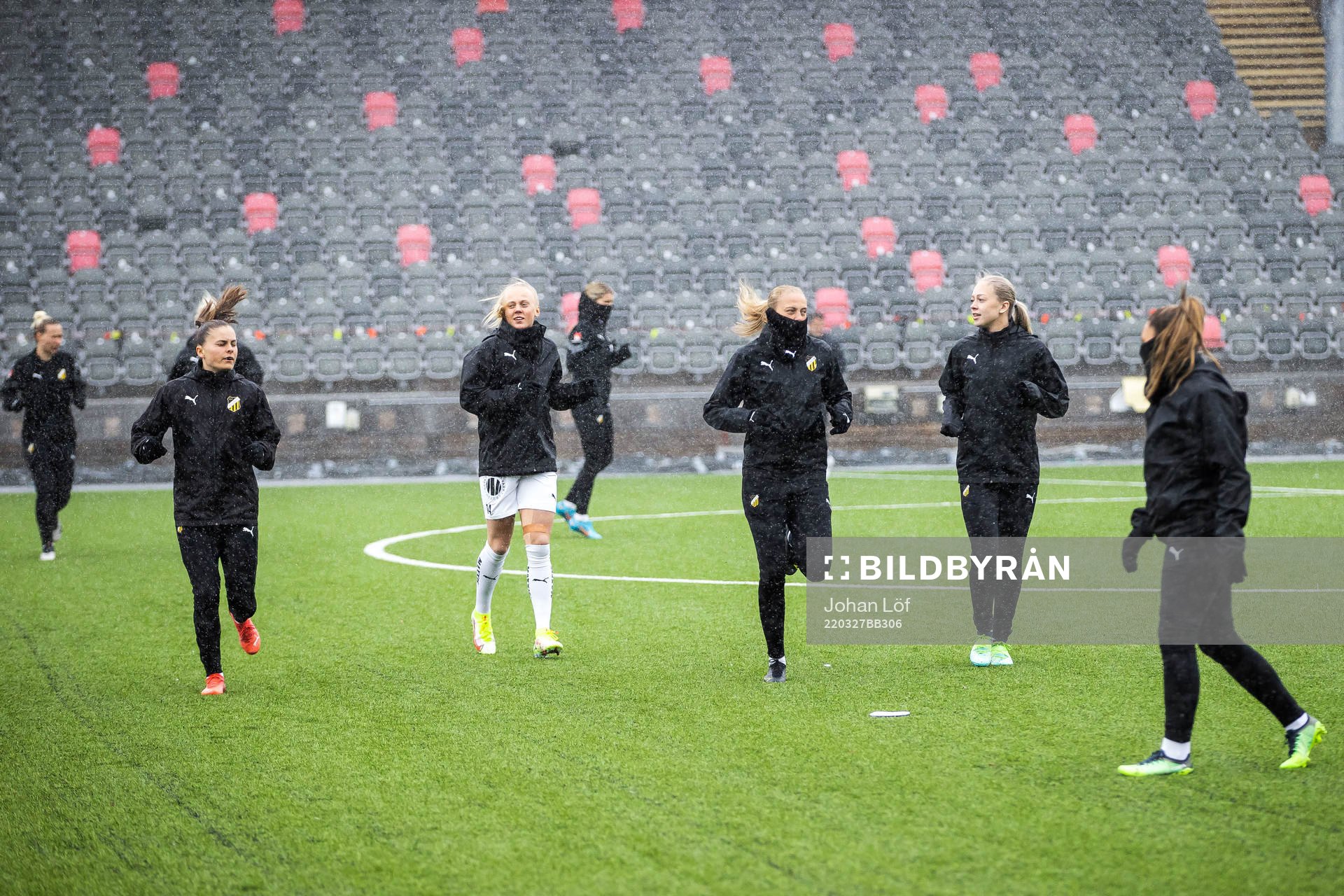 Häckens spelare värmer upp innan fotbollsmatchen i