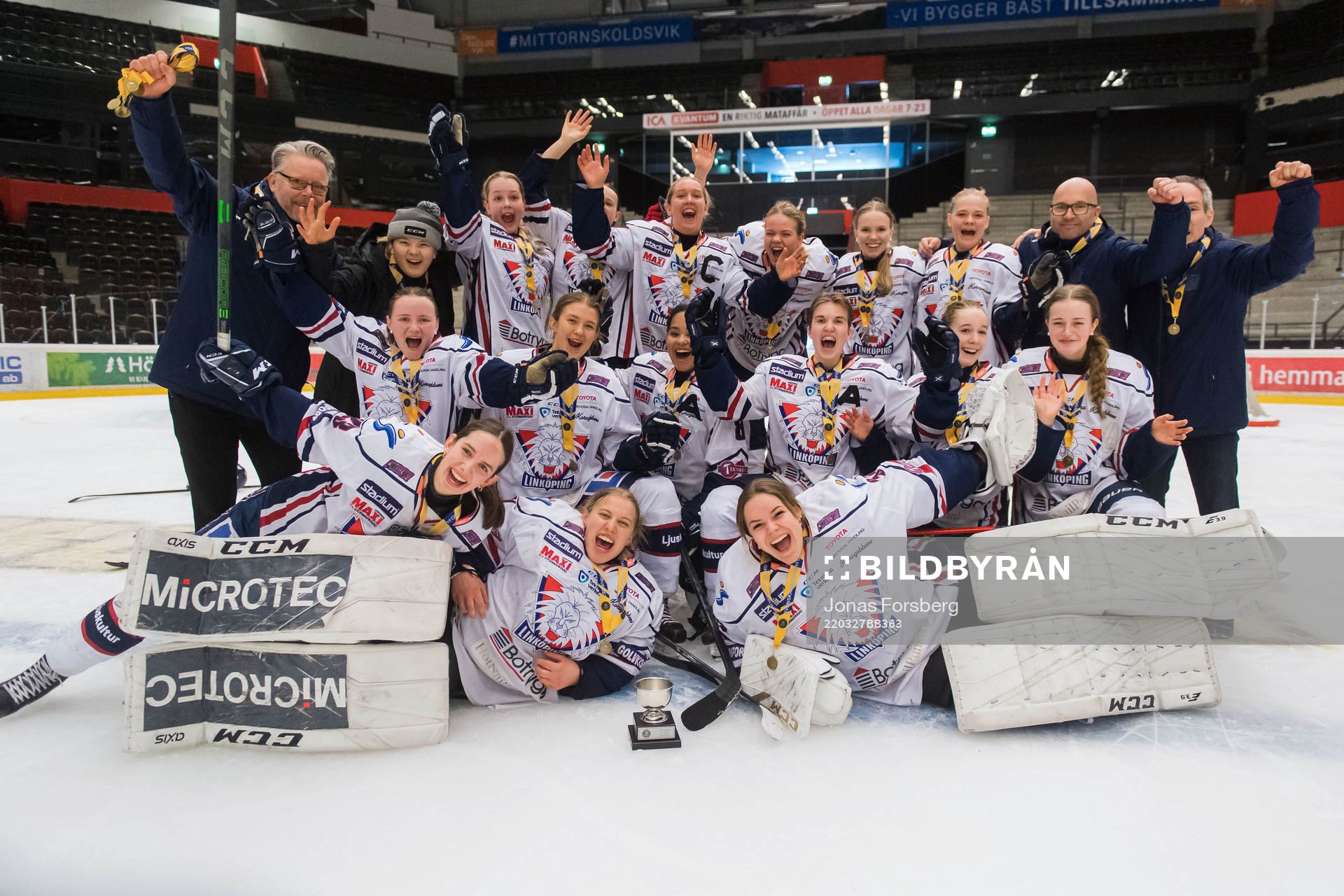 Linköpings spelare och ledare jublar vinsten i