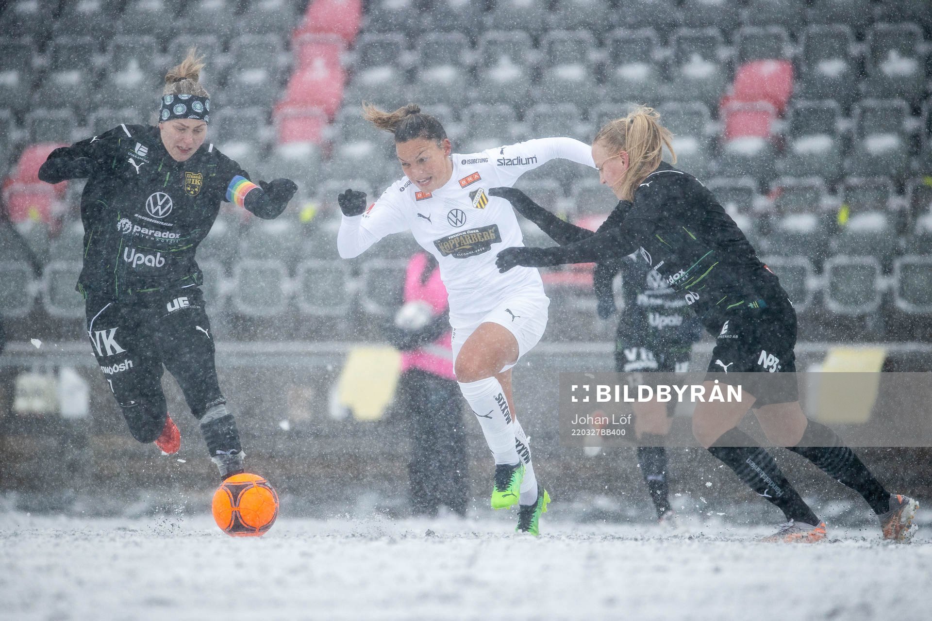 Umeås Lisa Dahlkvist och Wilma Carlsson i duell med Häckens Johanna Rytting Kaneryd under fotbollsmatchen i Damallsvenskan mellan Umeå och Häcken den 27 mars 2022 i Umeå. 